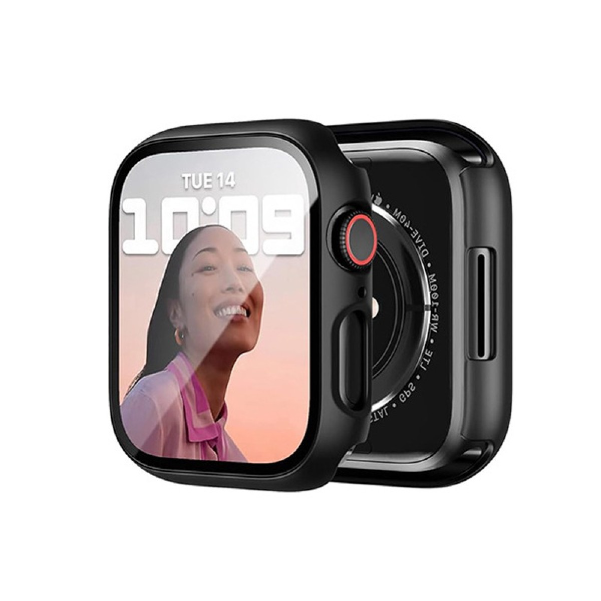 Apple Watch nera con schermo che mostra una donna sorridente, con camicia rosa. L'orologio mostra l'ora e il giorno.