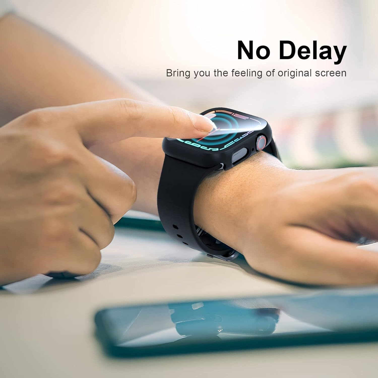 Una mano tocca lo schermo di uno smartwatch. L'orologio ha un cinturino e una cassa neri. Lo sfondo è una superficie chiara.