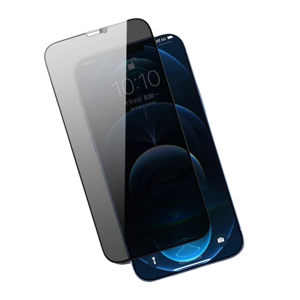 Zwei Smartphones, eines mit Displayschutz. Die Bildschirme zeigen Uhrzeit und dunklen Hintergrund.