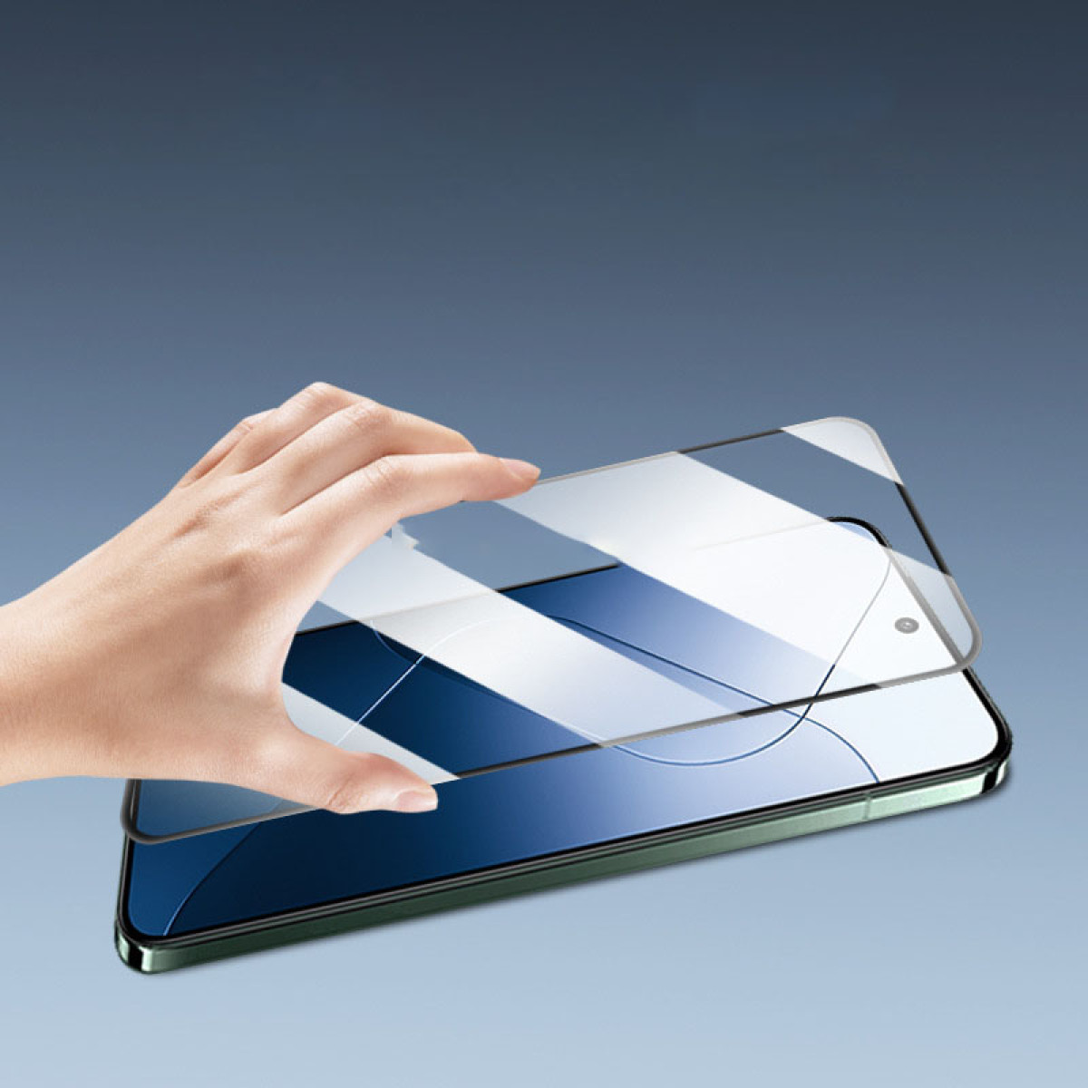 Una mano che applica una protezione per lo schermo su un telefono. Il telefono è verde e ha uno schermo a strisce blu e bianche.
