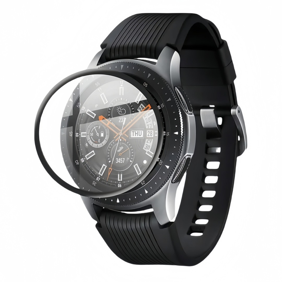 Primo piano di uno smartwatch con cinturino nero, lunetta argentata e protezione schermo trasparente. L'orologio mostra data e ora.