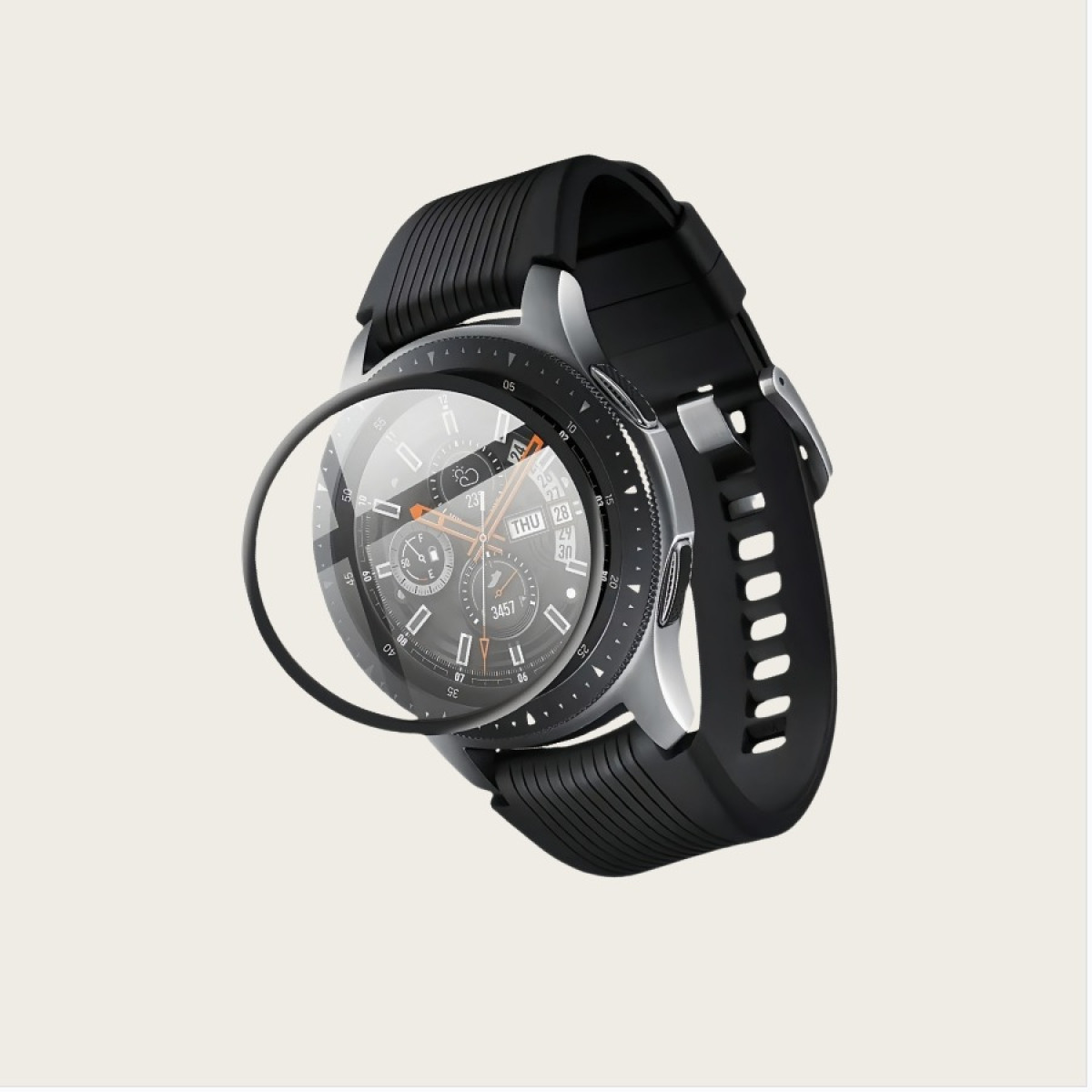 Primo piano di uno smartwatch nero con lunetta argentata e cinturino nero. Il quadrante mostra l'ora e la data.