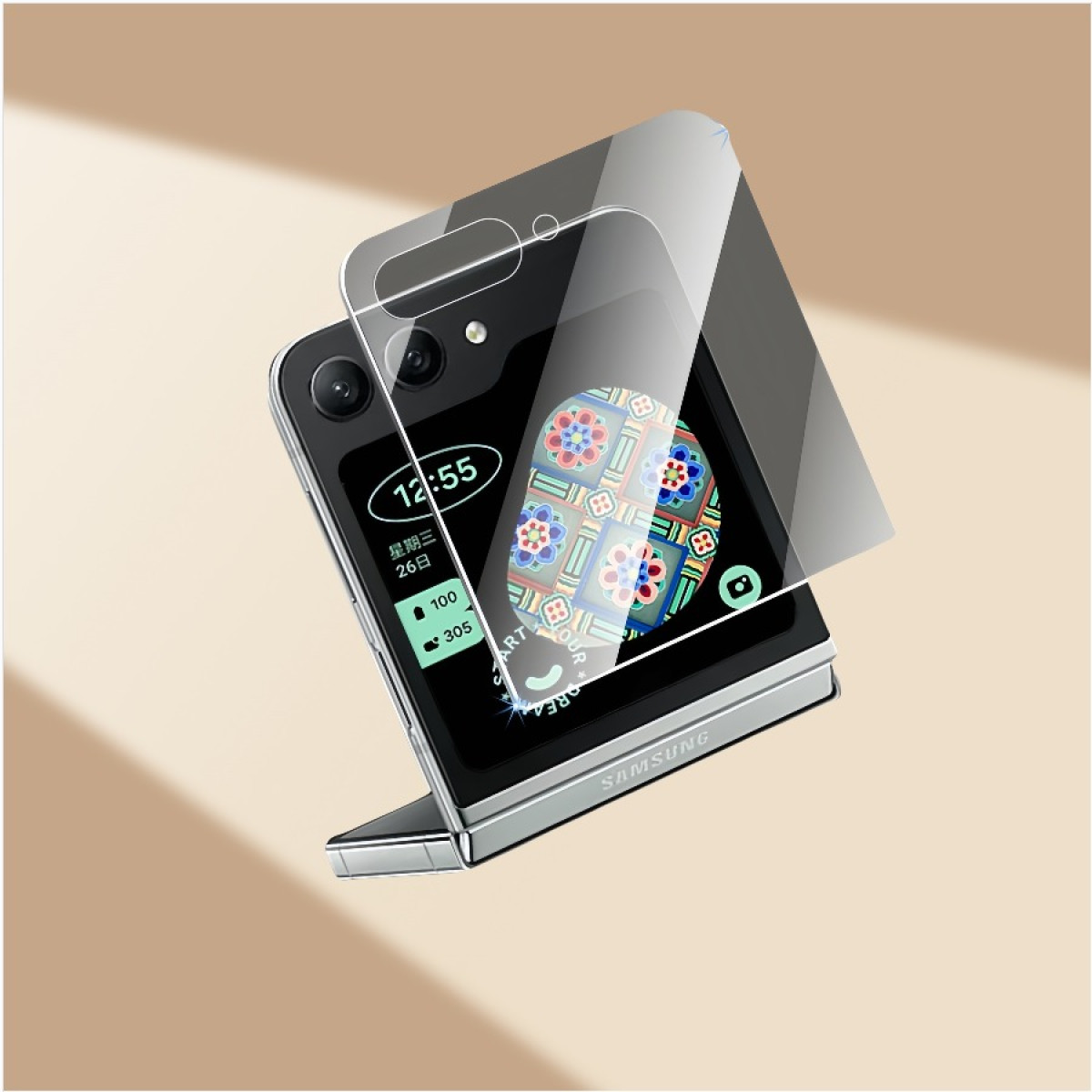 Un telefono pieghevole Samsung con protezione schermo, mostra l'ora e motivi colorati. Sfondo beige sfumato.