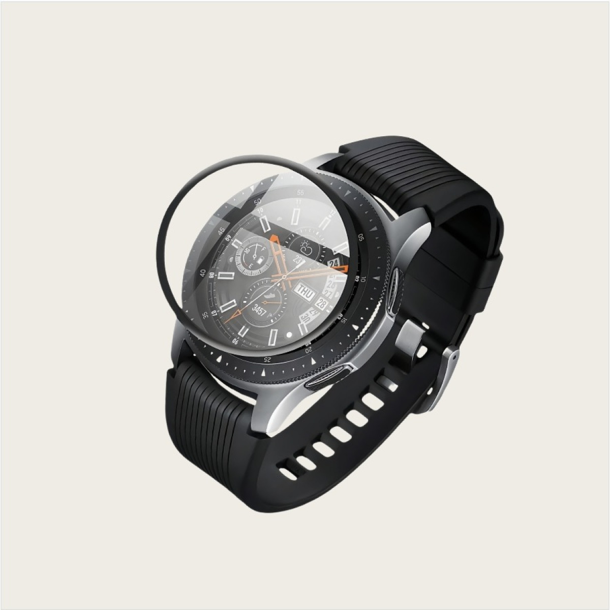 Un primo piano di uno smartwatch nero con quadrante rotondo, che mostra l'ora e la data. Ha un cinturino nero e una lunetta argentata.