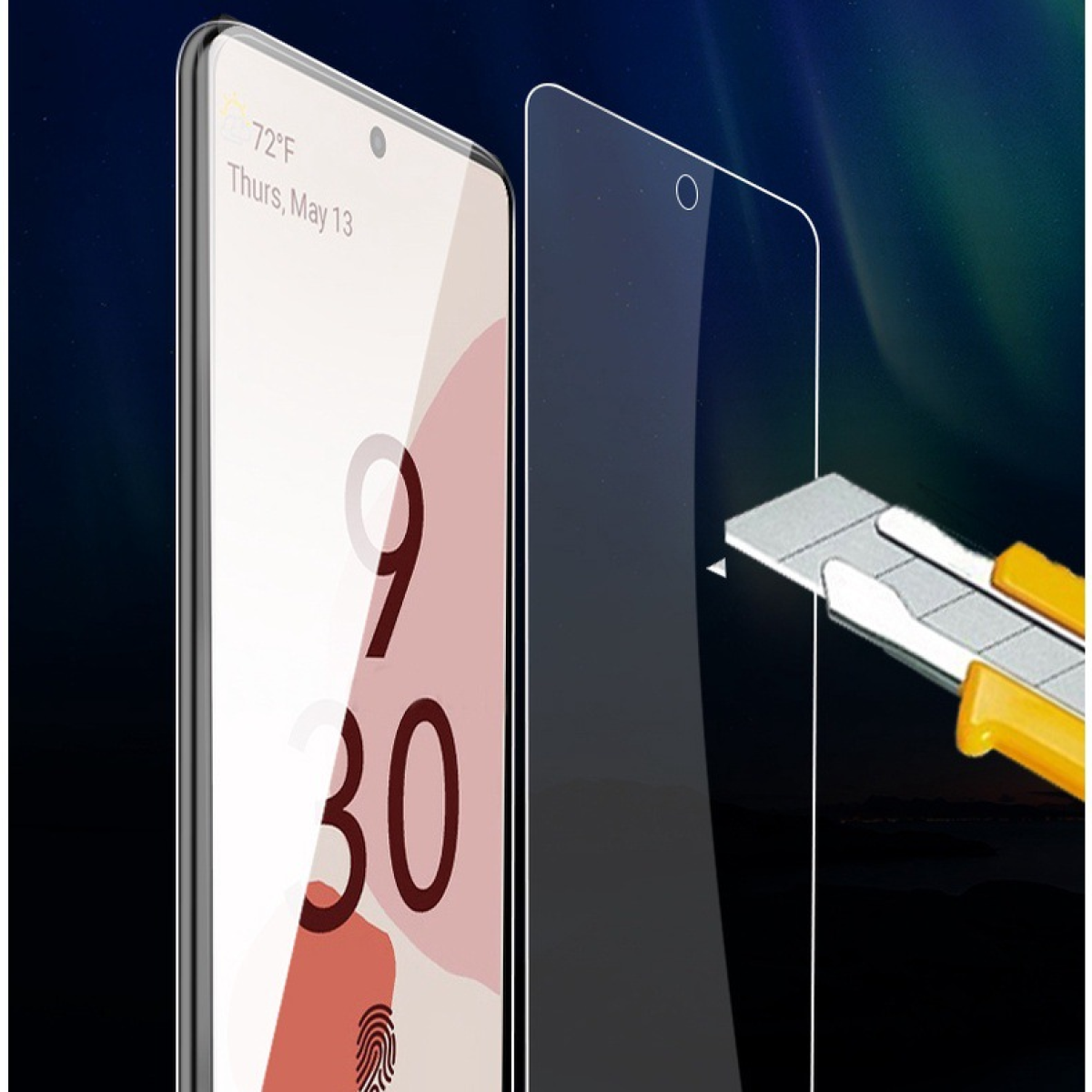 Uno schermo del telefono con una pellicola protettiva in applicazione. Mostra ora e temperatura. Un taglierino sta tagliando la pellicola.