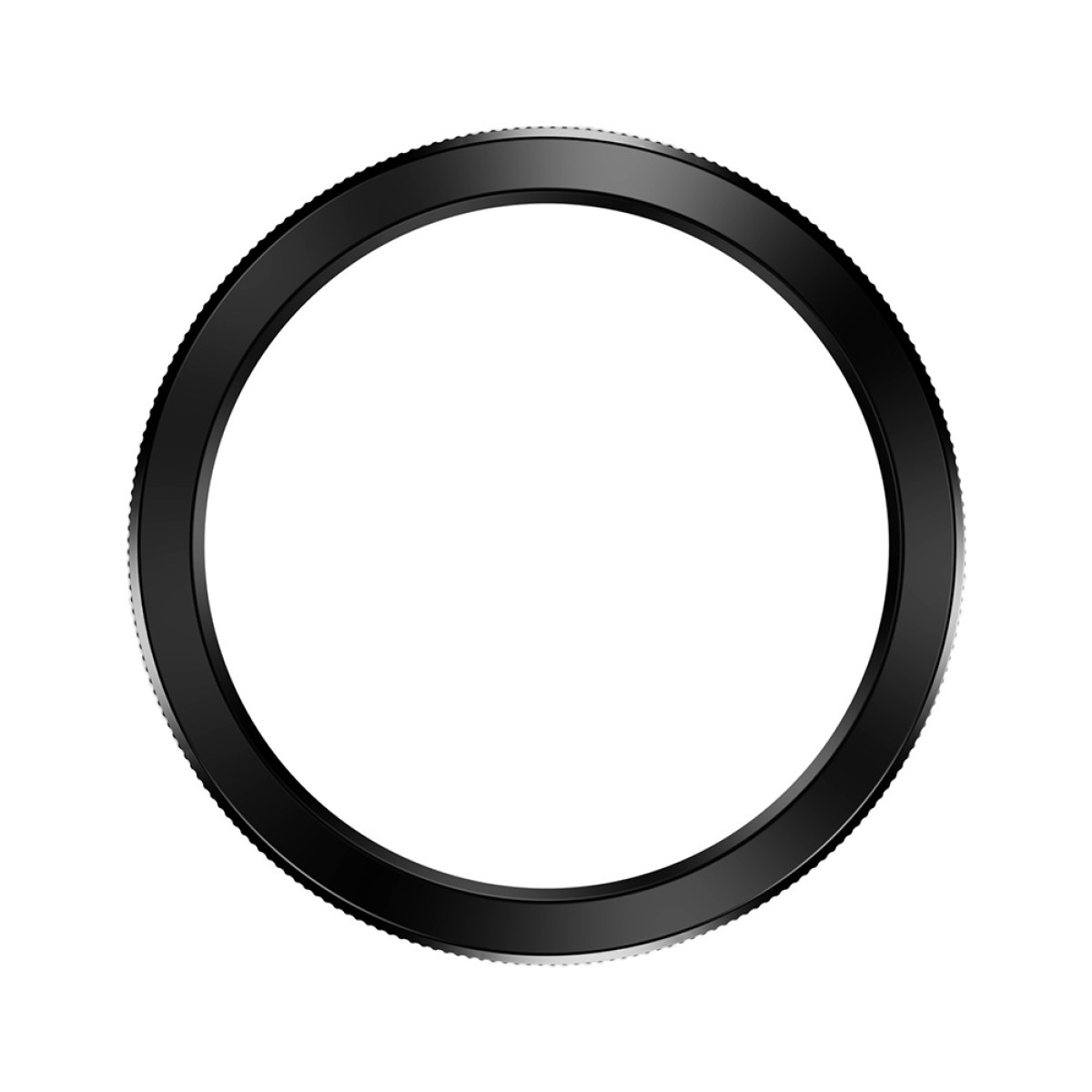 Nahaufnahme eines glänzenden schwarzen Rings vor weißem Hintergrund. Der Ring hat einen strukturierten Außenrand.