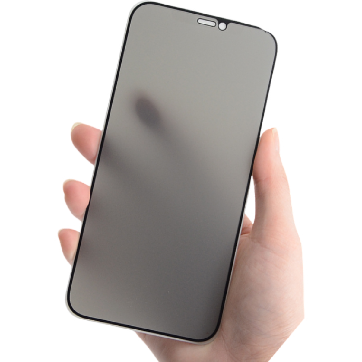 Una mano tiene uno smartphone con una protezione schermo grigia. Lo schermo ha una tacca in alto. Lo sfondo è bianco.