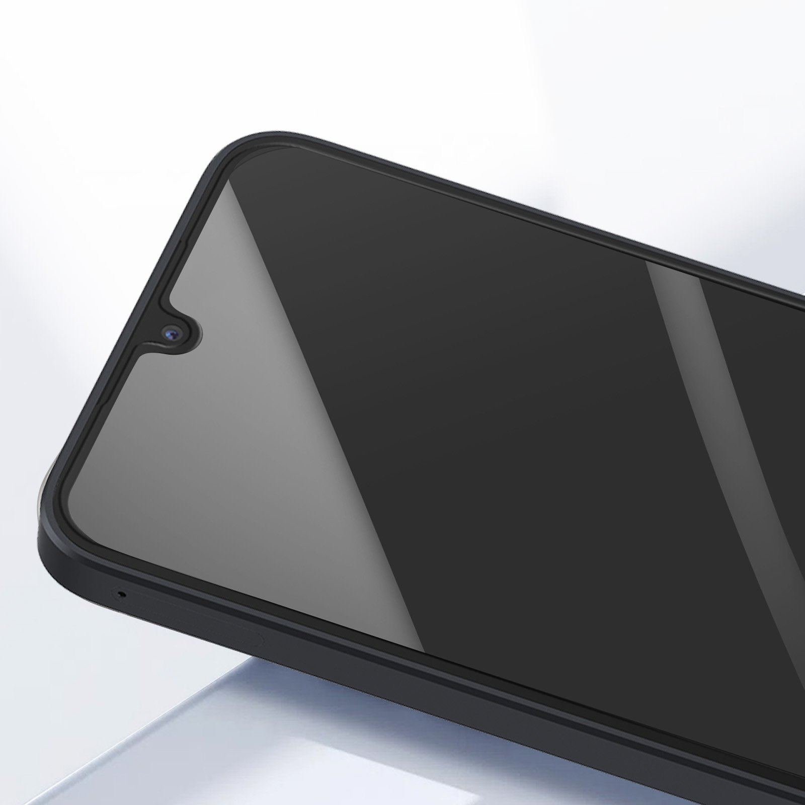 Primo piano di uno smartphone nero. Lo schermo è scuro, con una fotocamera frontale in alto. Il telefono è angolato.