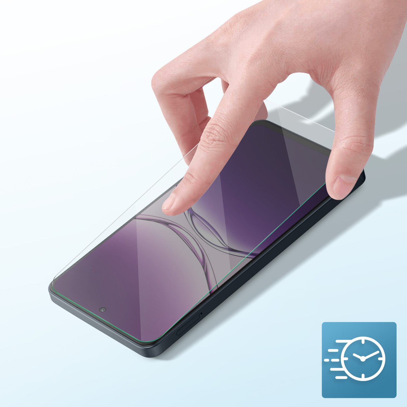 Een hand brengt een schermbeschermer aan op een zwarte smartphone. Het scherm is paars. De achtergrond is lichtblauw.