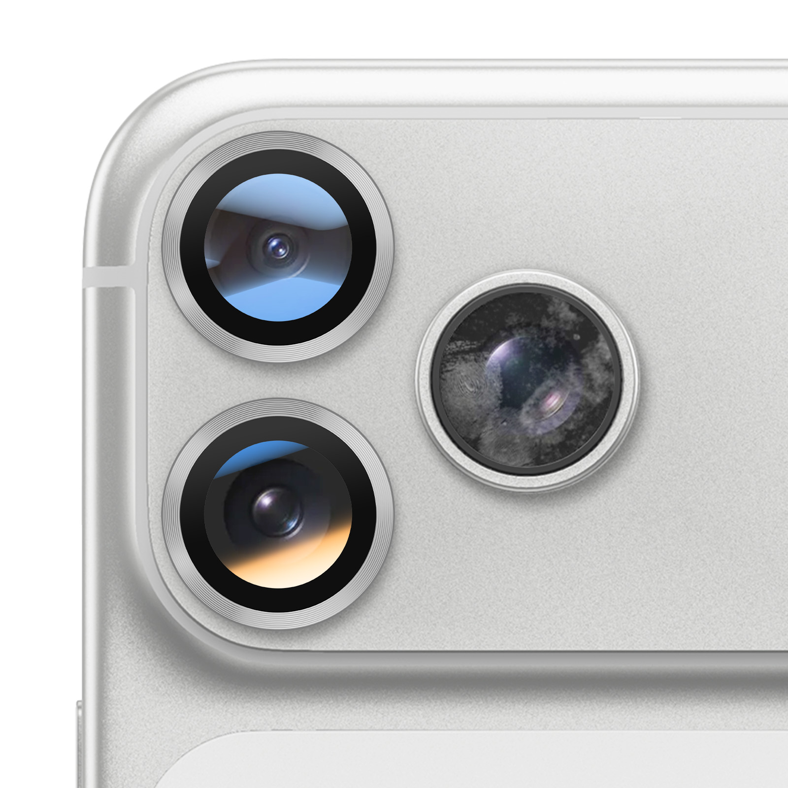 Gros plan de l'arrière d'un smartphone, avec trois objectifs d'appareil photo aux surfaces réfléchissantes, sur fond gris clair.