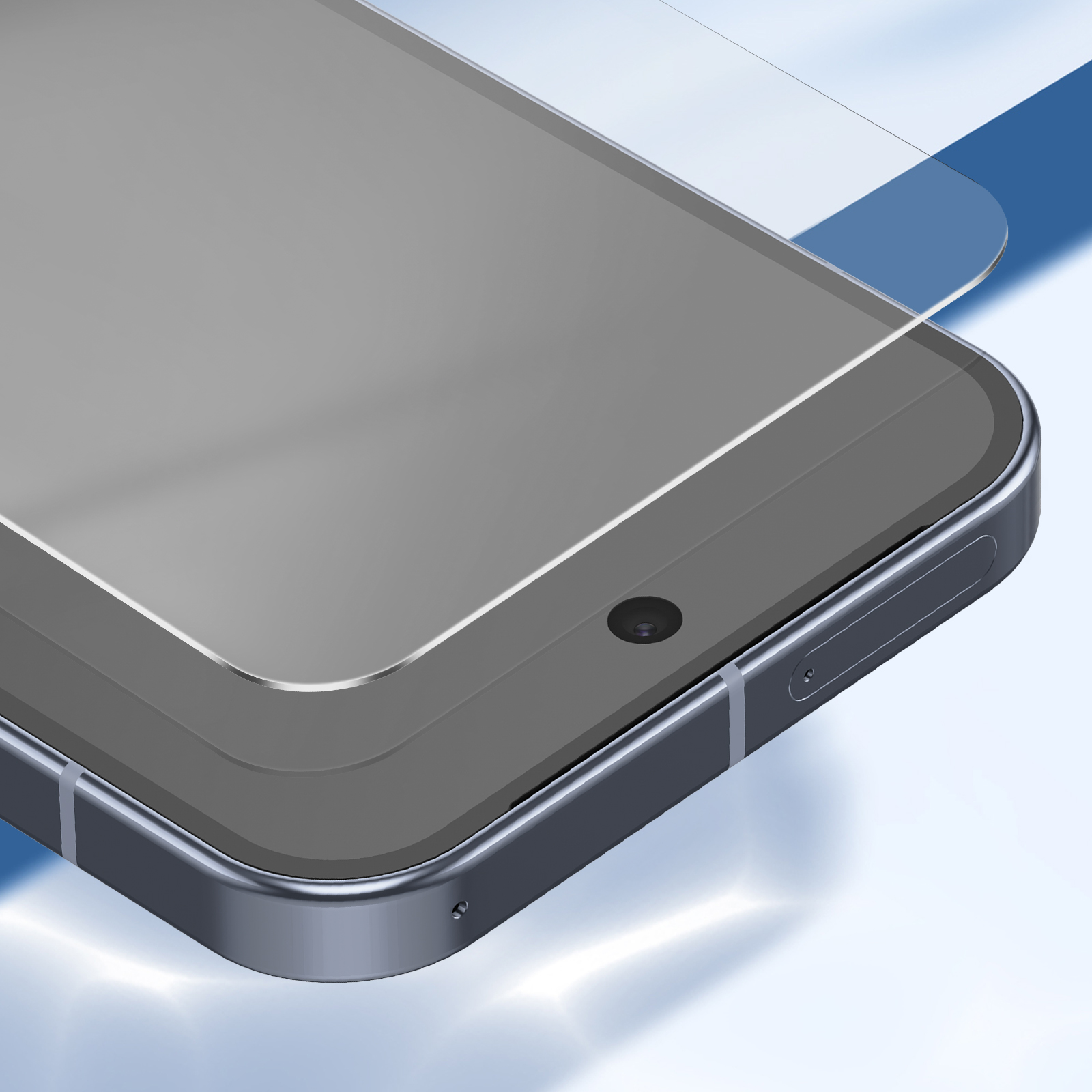 Primo piano di uno smartphone con protezione schermo applicata. Il telefono è grigio metallizzato, con fotocamera e pulsanti.