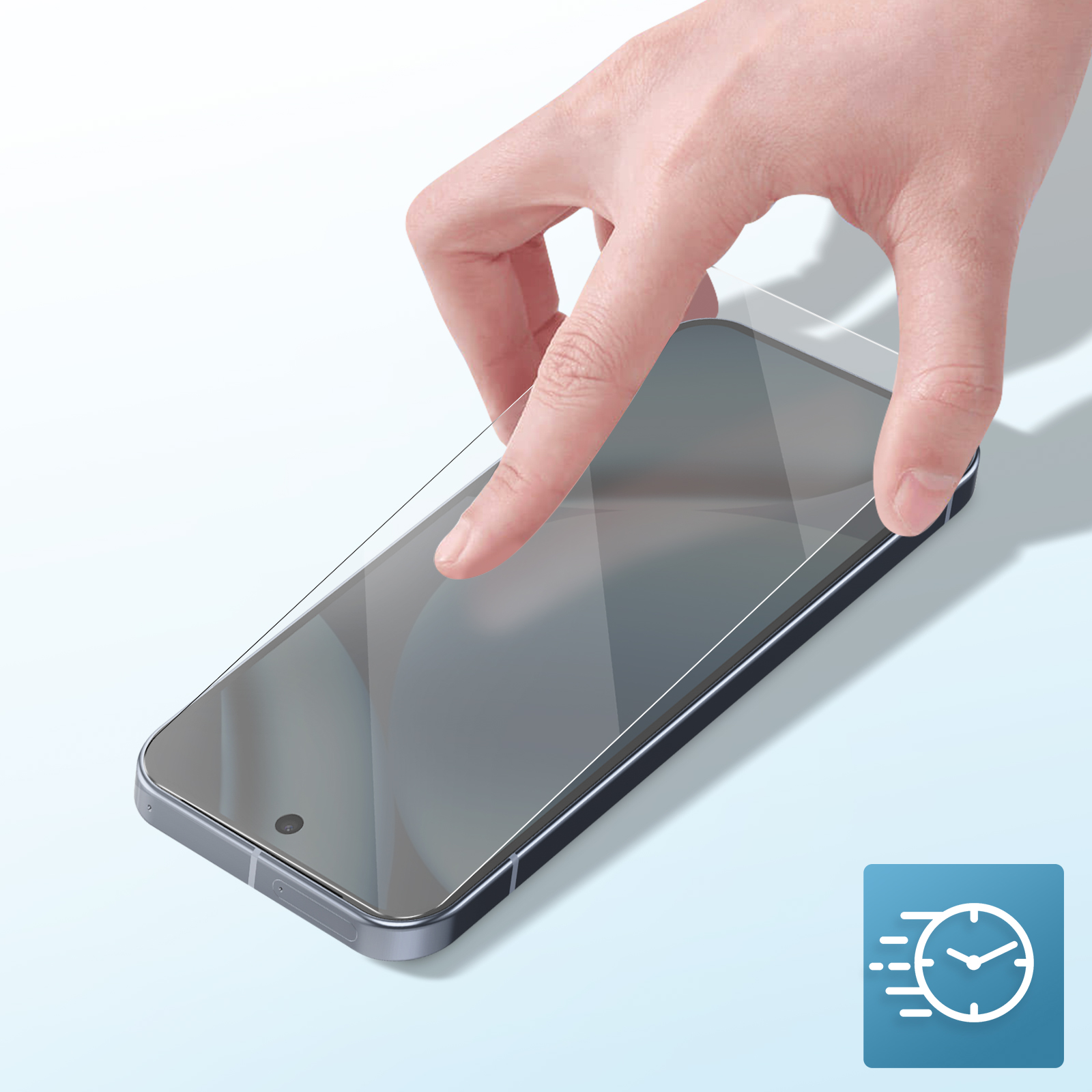 Mano che applica una protezione per lo schermo a uno smartphone. Il telefono è argento, la protezione è trasparente. Sfondo blu.