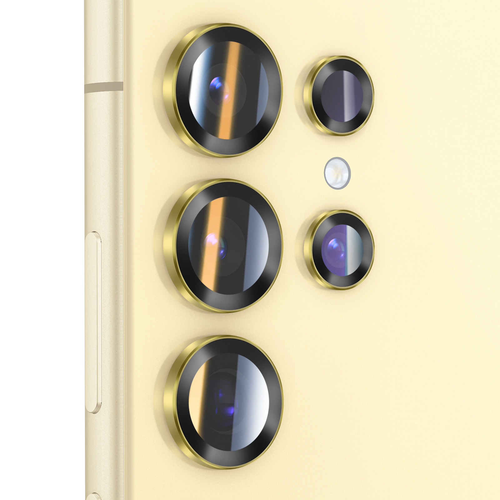 Gros plan sur le système de caméras d'un smartphone. Multiples lentilles avec cercles dorés, entourages noirs et fond beige clair.