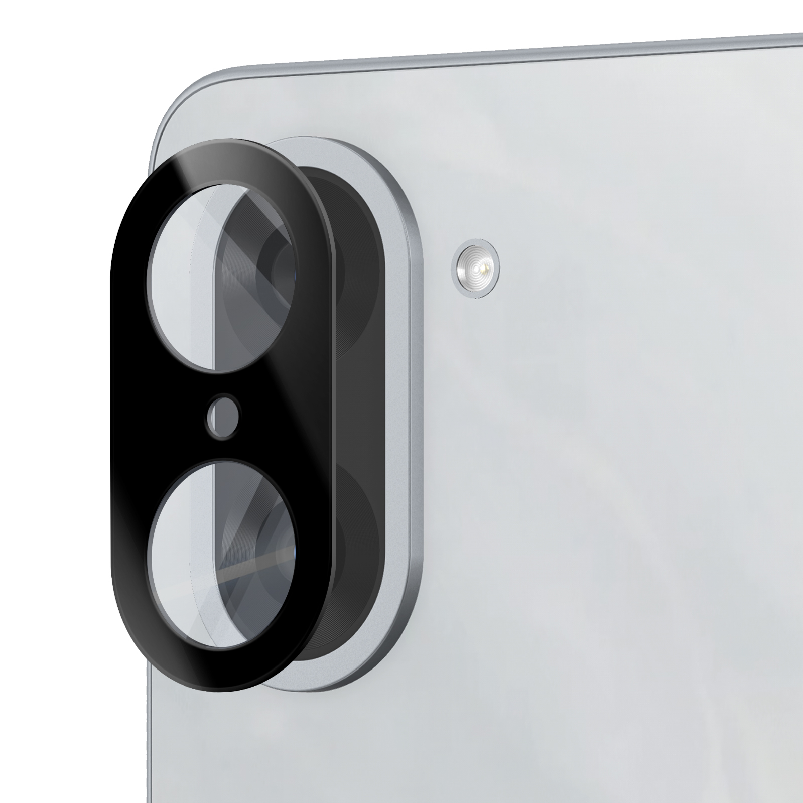 Primo piano del modulo fotocamera di un telefono con una copertura nera dell'obiettivo. Il telefono è bianco.