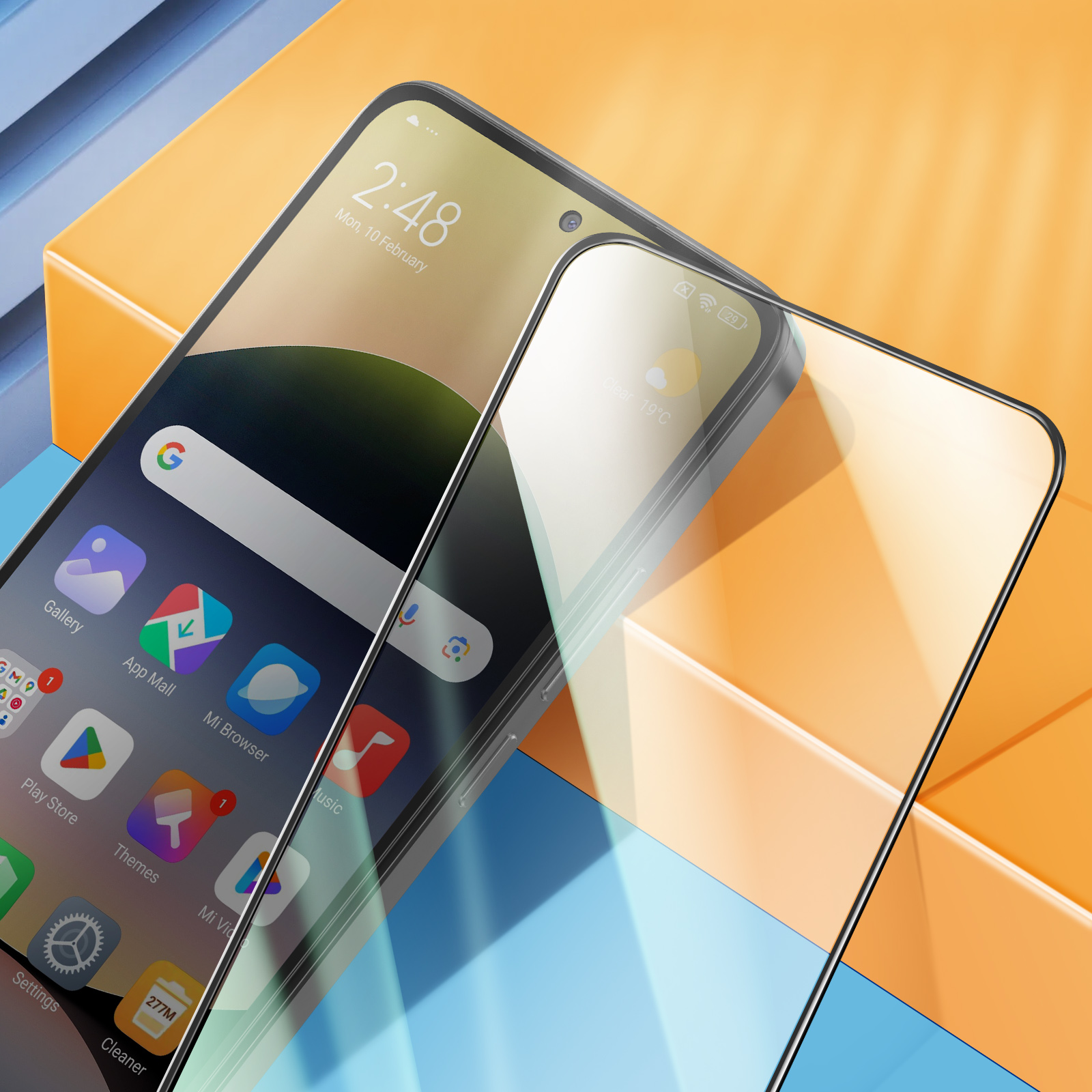 Uno smartphone con protezione schermo. Lo schermo mostra icone di app, ora e meteo. Lo sfondo è arancione e blu.