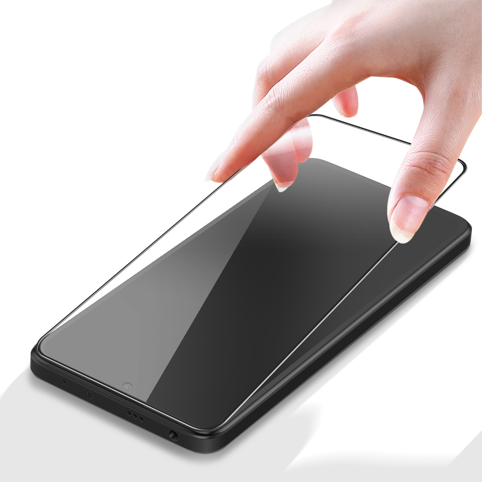 Mano che applica una protezione per lo schermo su uno smartphone nero, sfondo bianco. La protezione è trasparente.