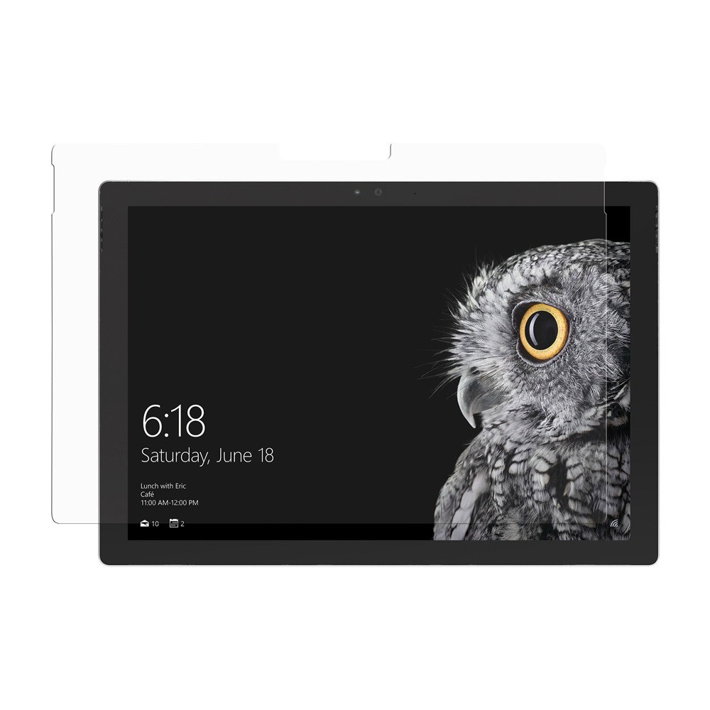 Lo schermo del tablet mostra la faccia di un gufo, l'ora 6:18 e la data. Un proteggi schermo è di fronte.