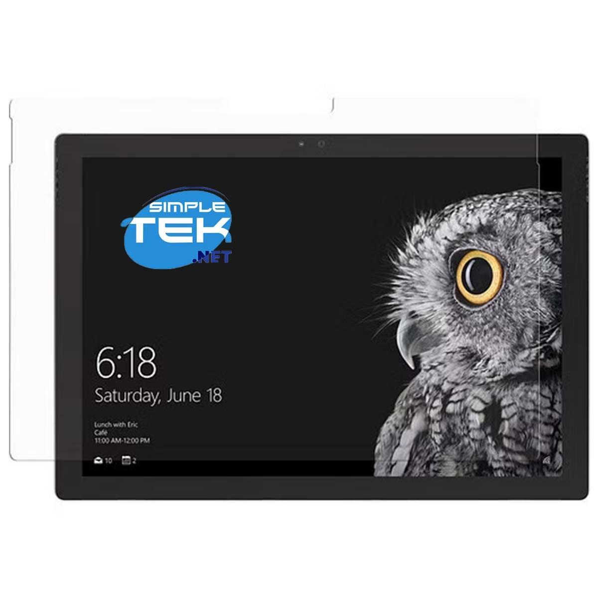 Uno schermo di un tablet mostra un occhio di gufo, l'ora 6:18, la data e un logo Simple Tek. C'è un proteggi schermo davanti.