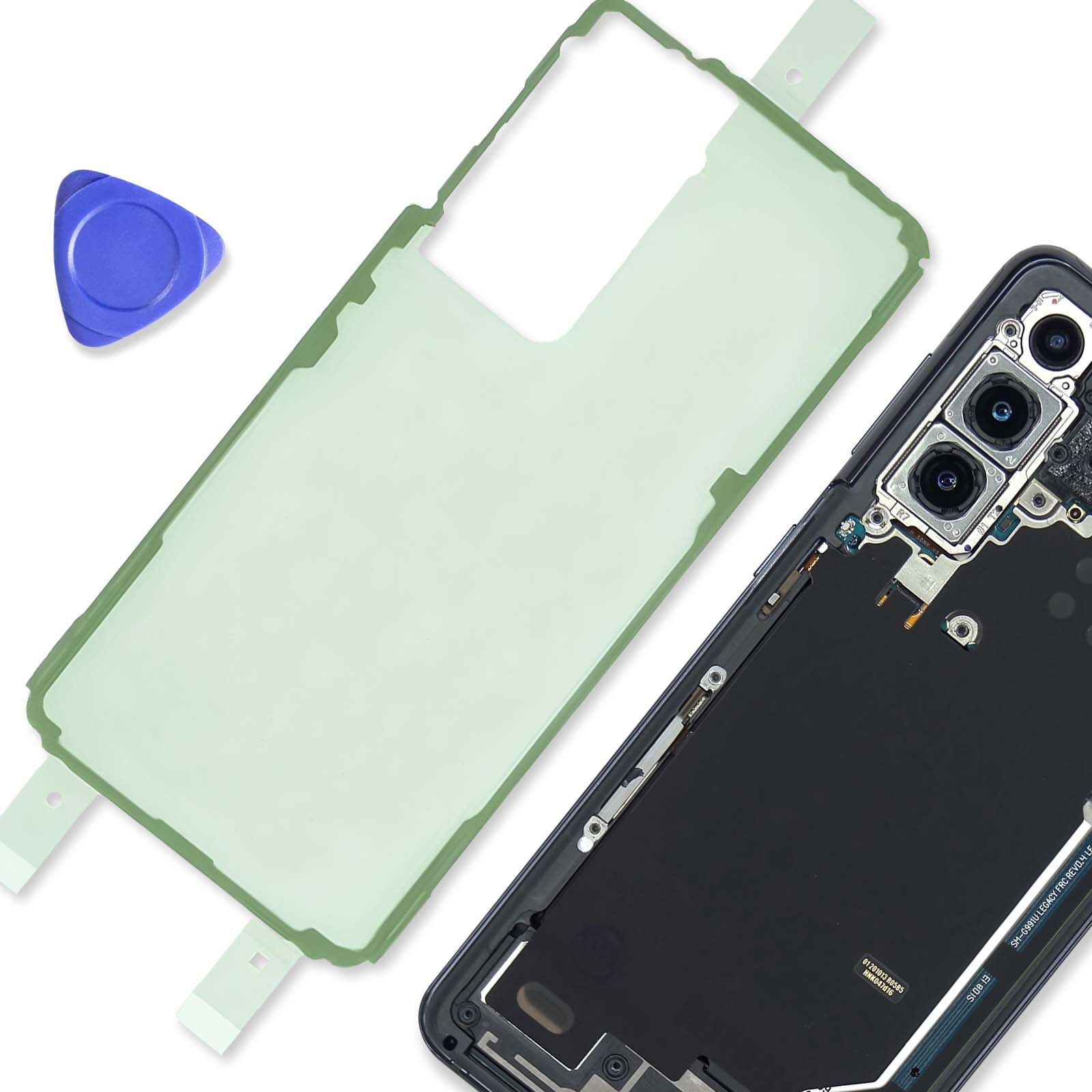 Un componente telefonico con fotocamera, uno strumento triangolare blu e un foglio adesivo verde su una superficie bianca.