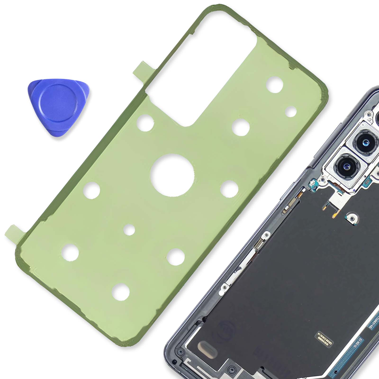 L'immagine mostra componenti del telefono: un adesivo verde, uno strumento blu e un telaio del telefono con fotocamere.