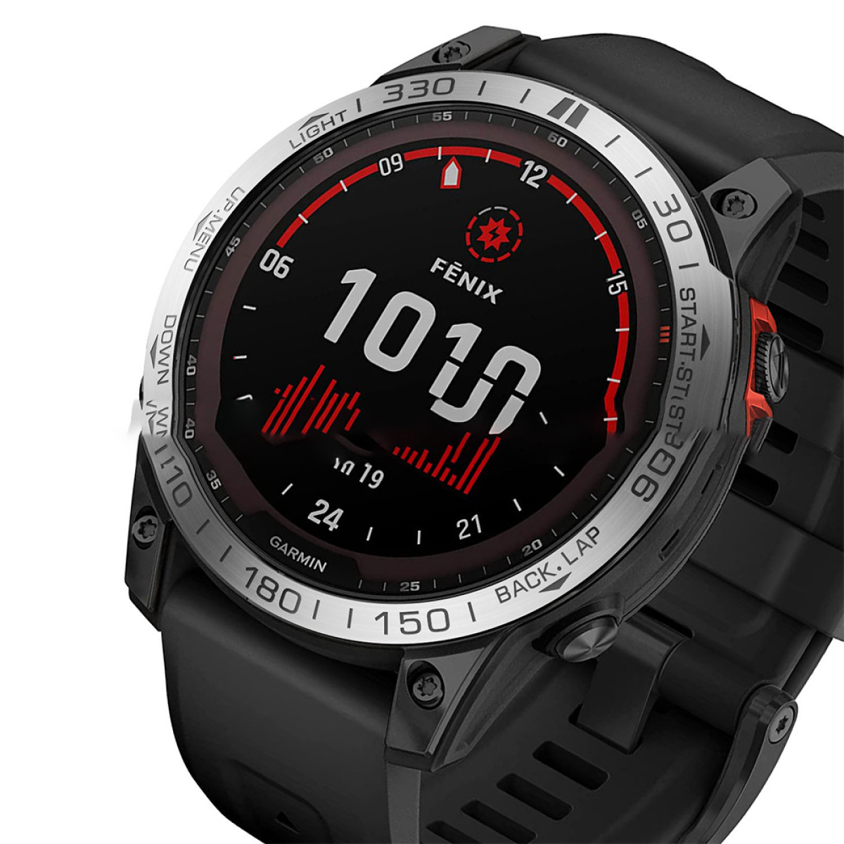 Primo piano di un orologio Garmin Fenix nero. Il quadrante mostra numeri e dati in bianco e rosso su sfondo nero.