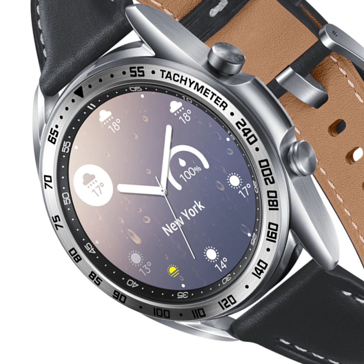 Primo piano di uno smartwatch argentato con cinturino in pelle nera. Il quadrante mostra i dettagli meteo con uno sfondo sfumato.