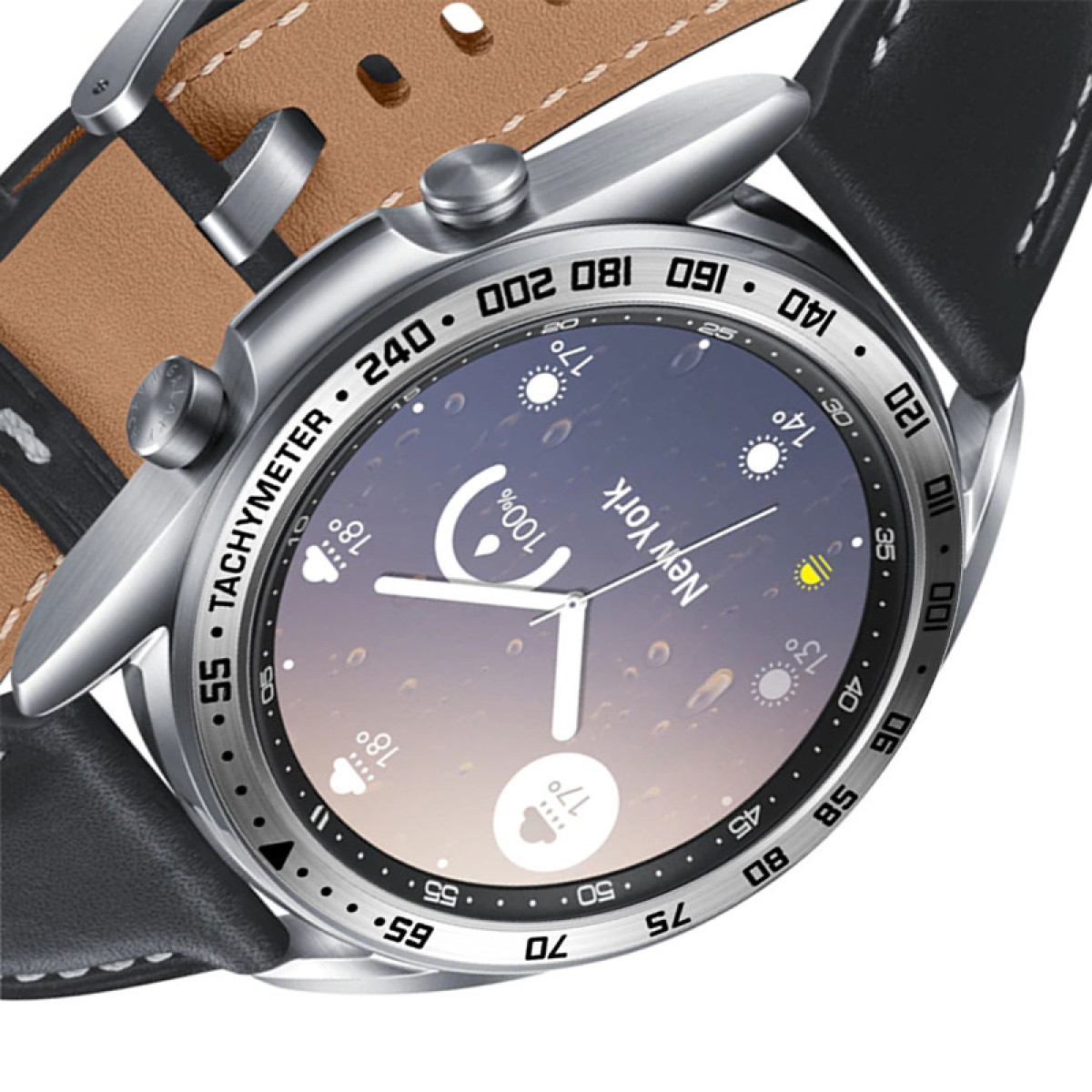 Primo piano di uno smartwatch, che mostra il quadrante con informazioni meteo e ora. L'orologio ha una lunetta argentata e un cinturino in pelle nera.