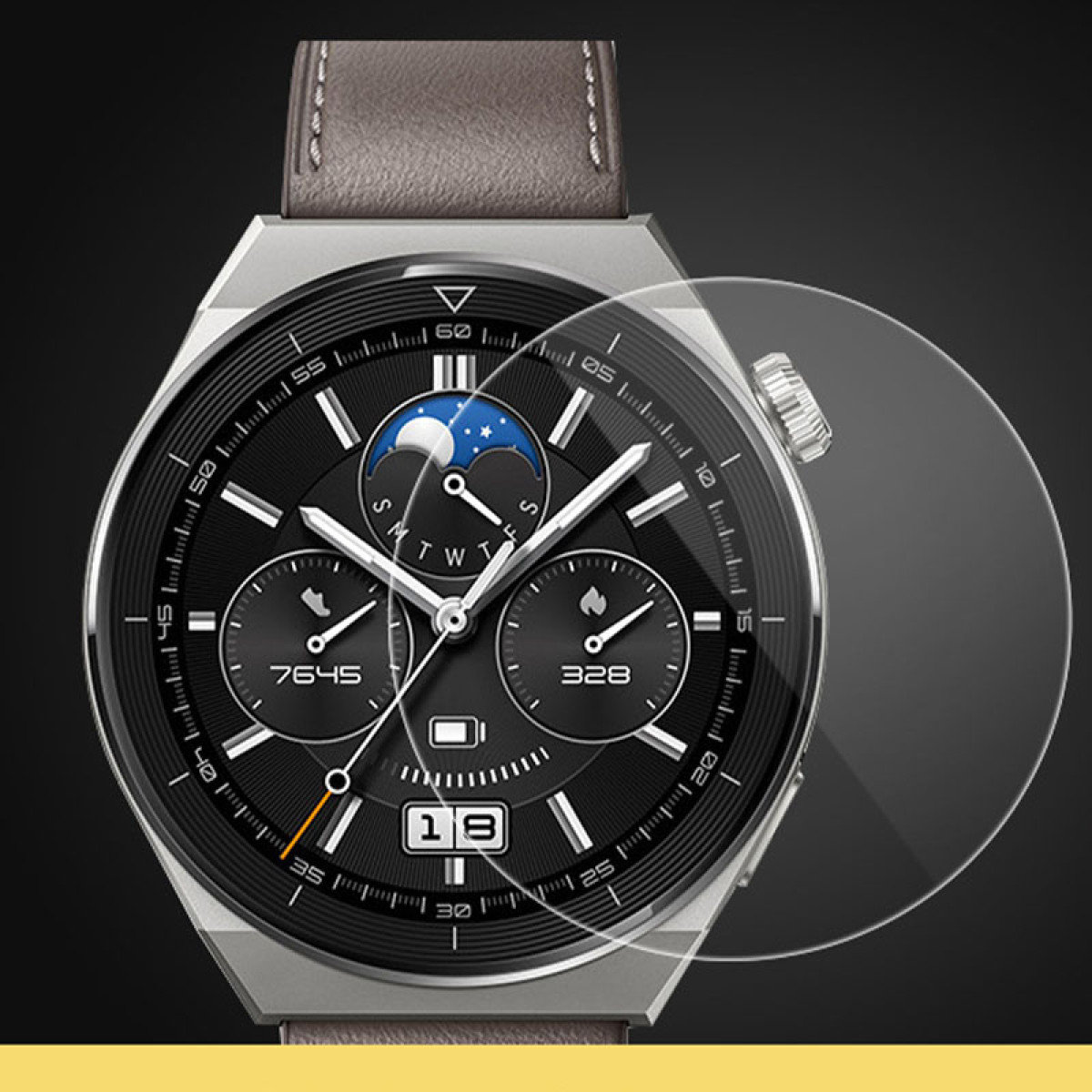 Uno smartwatch con schermo nero, cornice argentata e cinturino in pelle marrone. Un proteggi schermo è posizionato sopra l'orologio.
