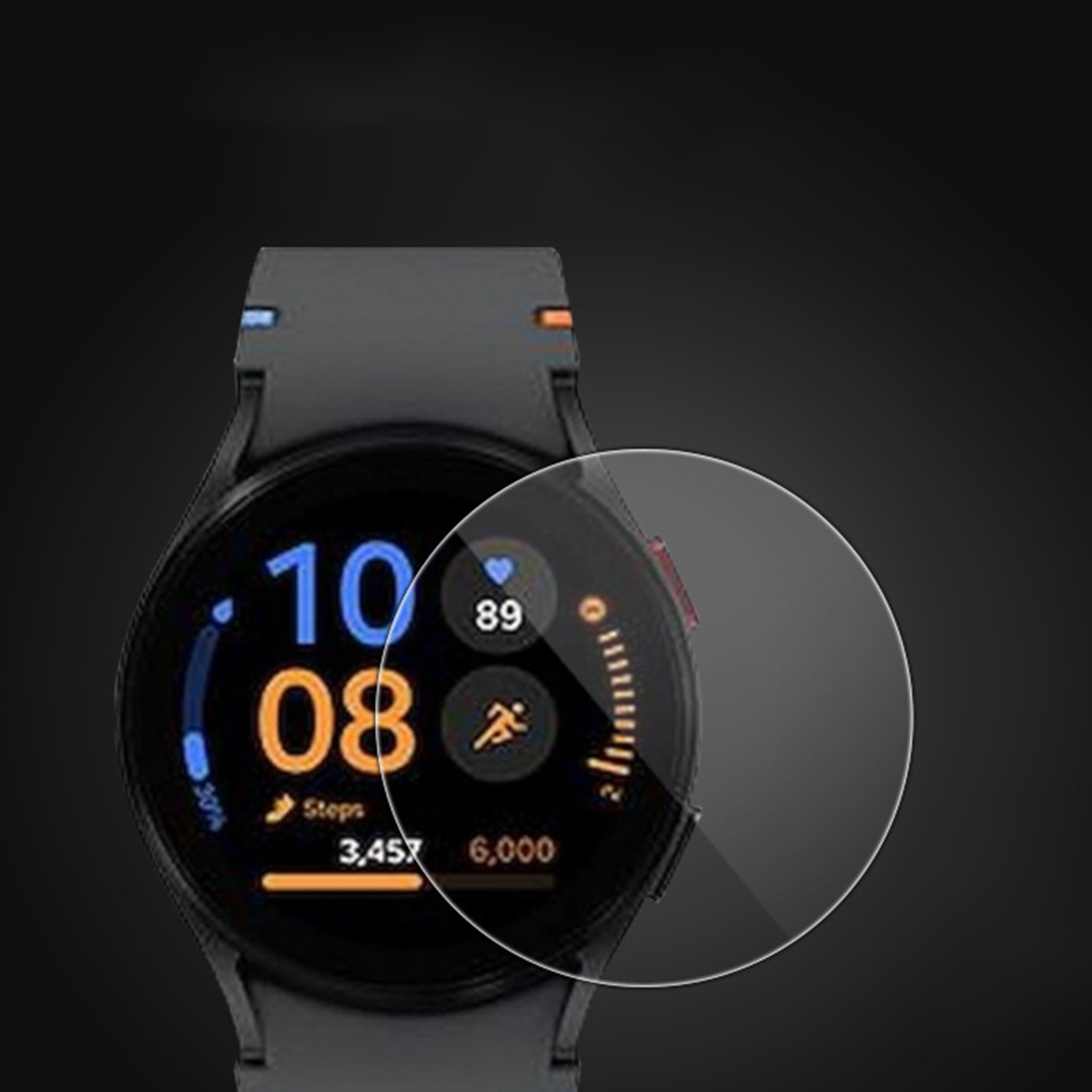 Uno smartwatch mostra ora e metriche di salute. Lo schermo mostra ora, passi e frequenza cardiaca. Un proteggi schermo trasparente è sopra.
