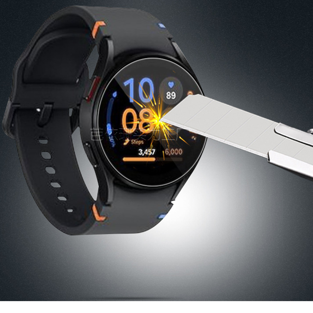 Uno smartwatch nero con display digitale che mostra ora e metriche di fitness, tagliato con un taglierino.