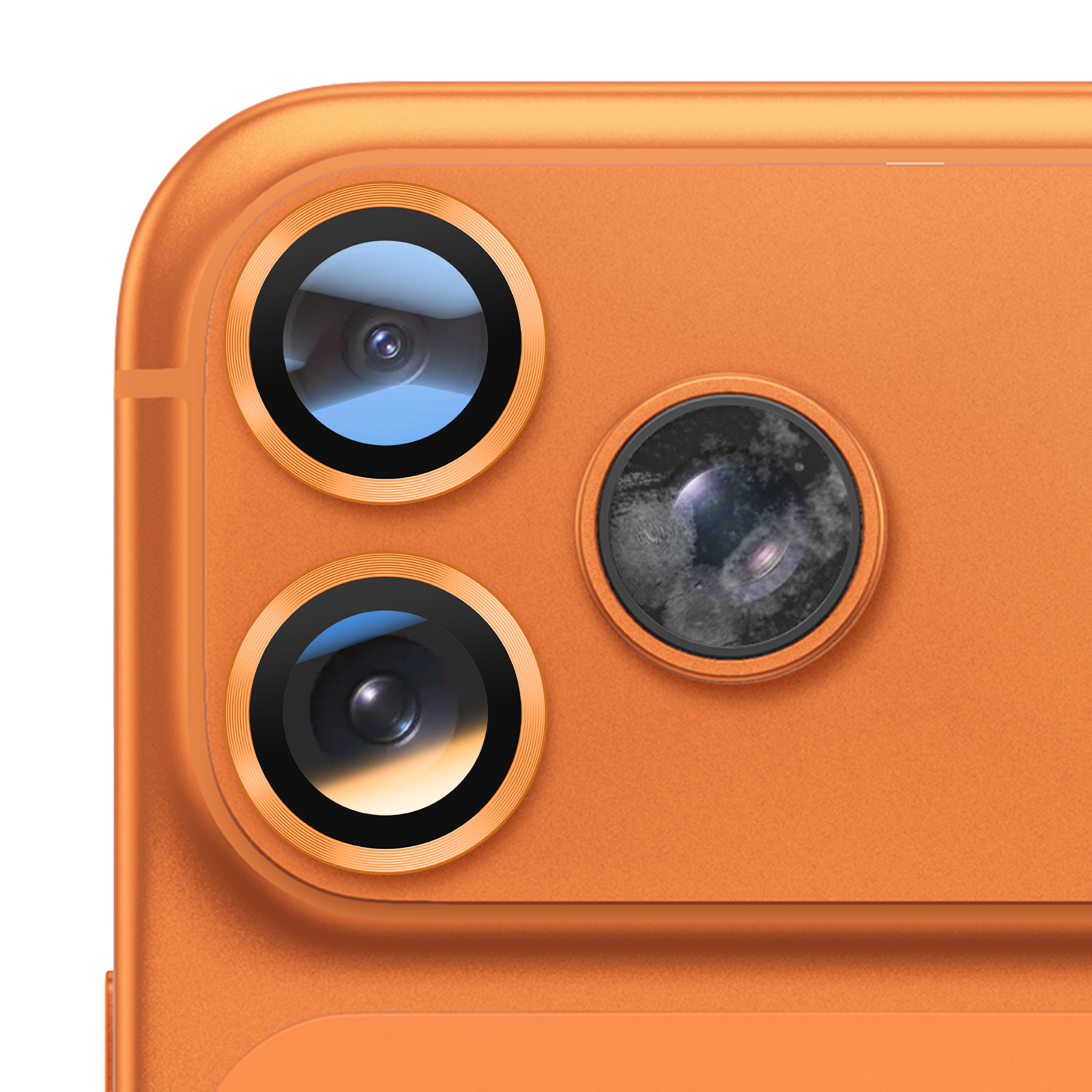 Gros plan du module caméra d'un téléphone avec trois objectifs. Fond orange. Les objectifs sont noirs et dorés.