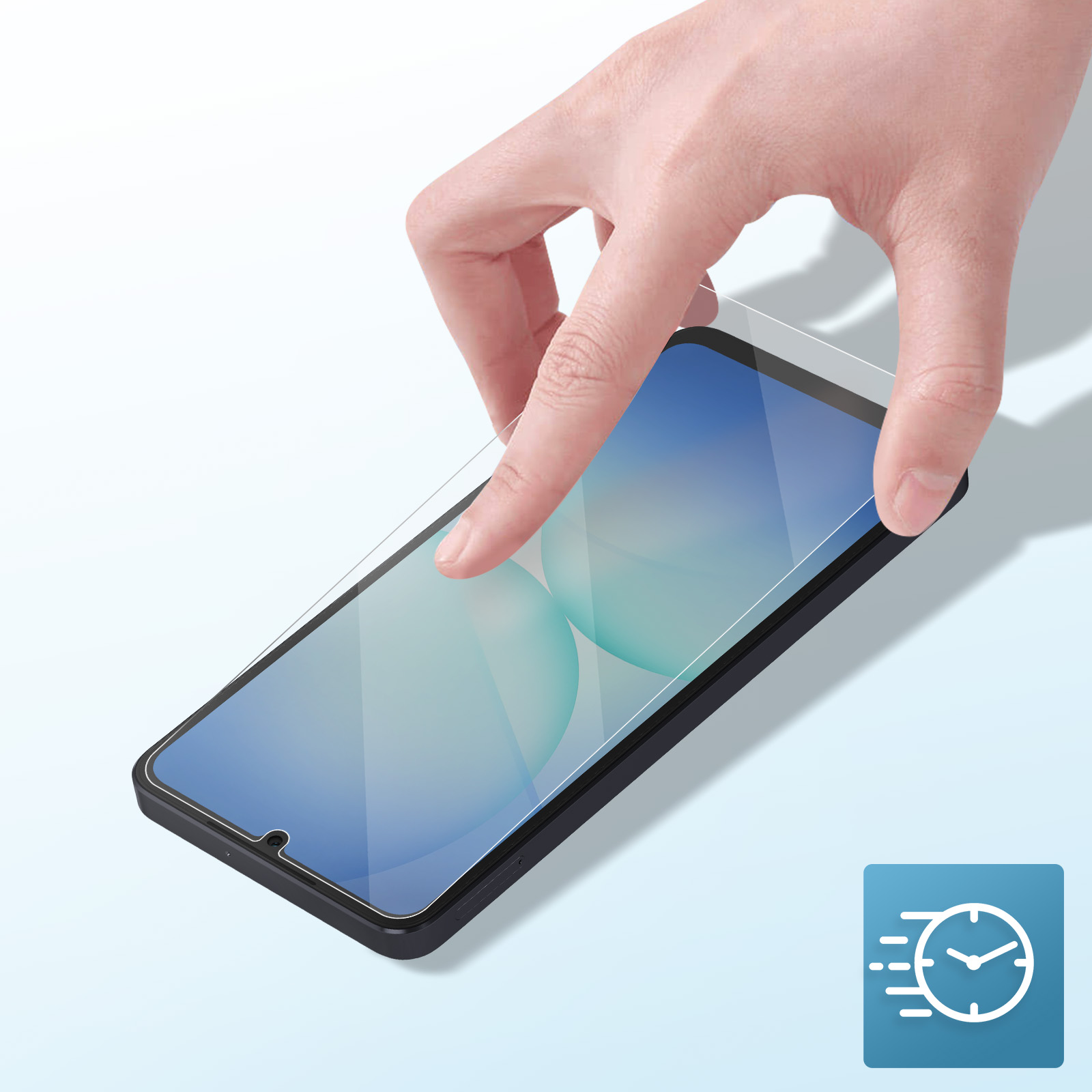 Main posant un protecteur d'écran sur un téléphone noir. Le fond est un dégradé bleu.