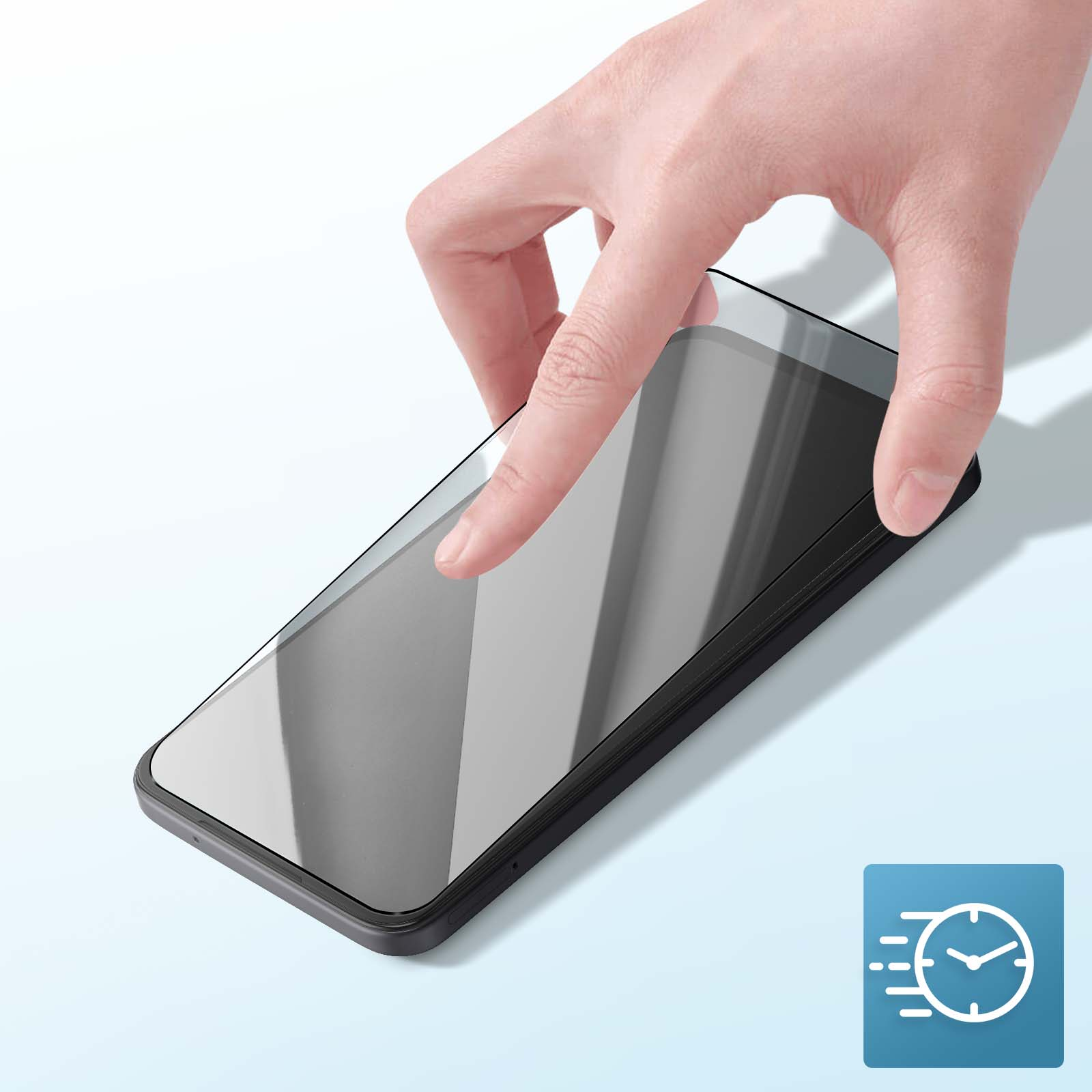 Una mano che applica una protezione per lo schermo su uno smartphone nero. Un'icona dell'orologio sullo sfondo.