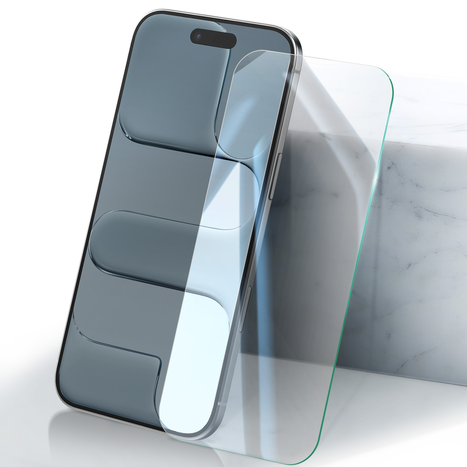Un smartphone avec un protecteur d'écran. Le téléphone est gris, le protecteur est transparent. Il est sur une surface blanche.