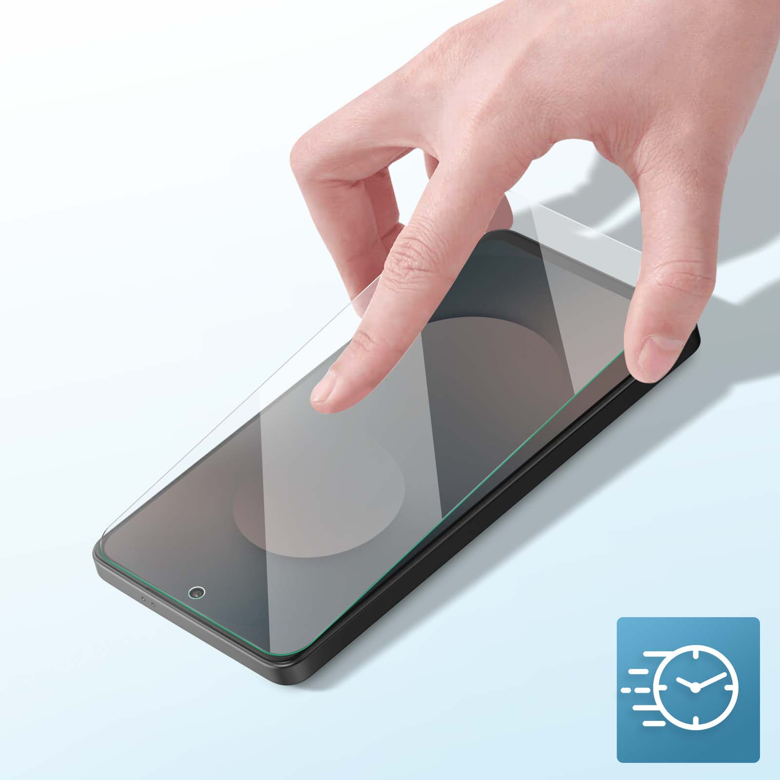 Mano che applica una protezione per lo schermo su uno smartphone. Il telefono è nero con schermo arrotondato. Lo sfondo è azzurro.