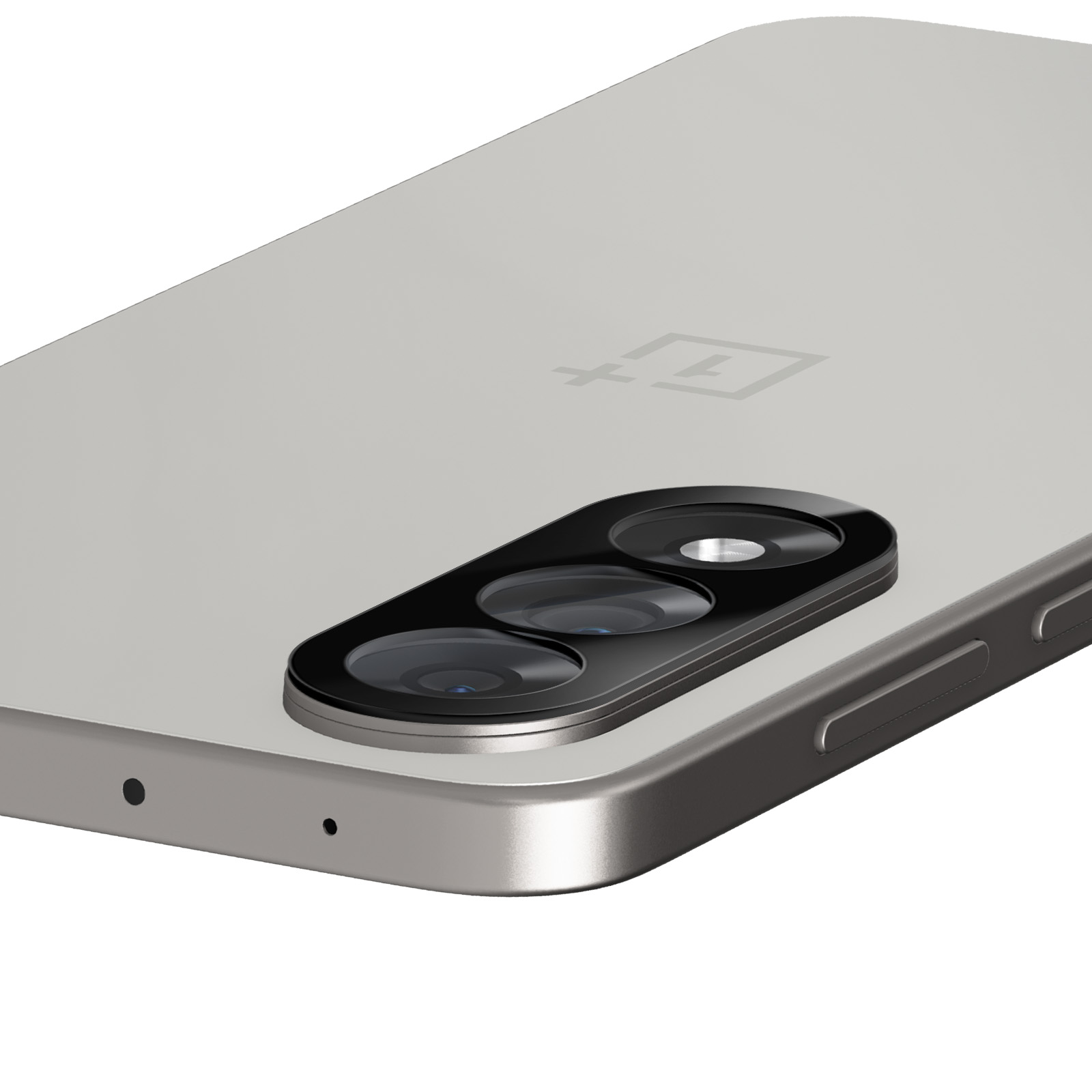 Gros plan sur un smartphone argenté. Il possède trois objectifs photo et un logo OnePlus. Le téléphone est incliné.