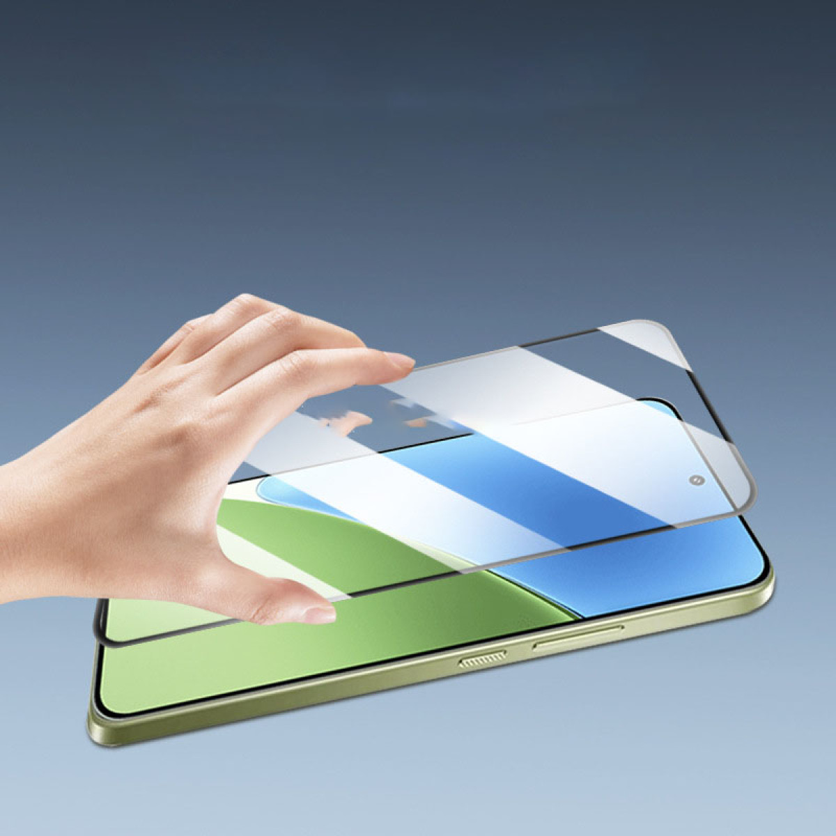 Eine Hand, die eine Schutzfolie auf ein Smartphone legt. Das Telefon ist grün. Der Bildschirm ist transparent.