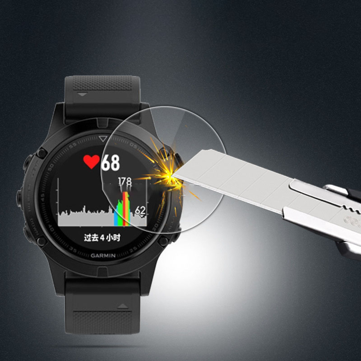 Uno smartwatch Garmin nero con display della frequenza cardiaca viene tagliato con un taglierino, creando scintille.