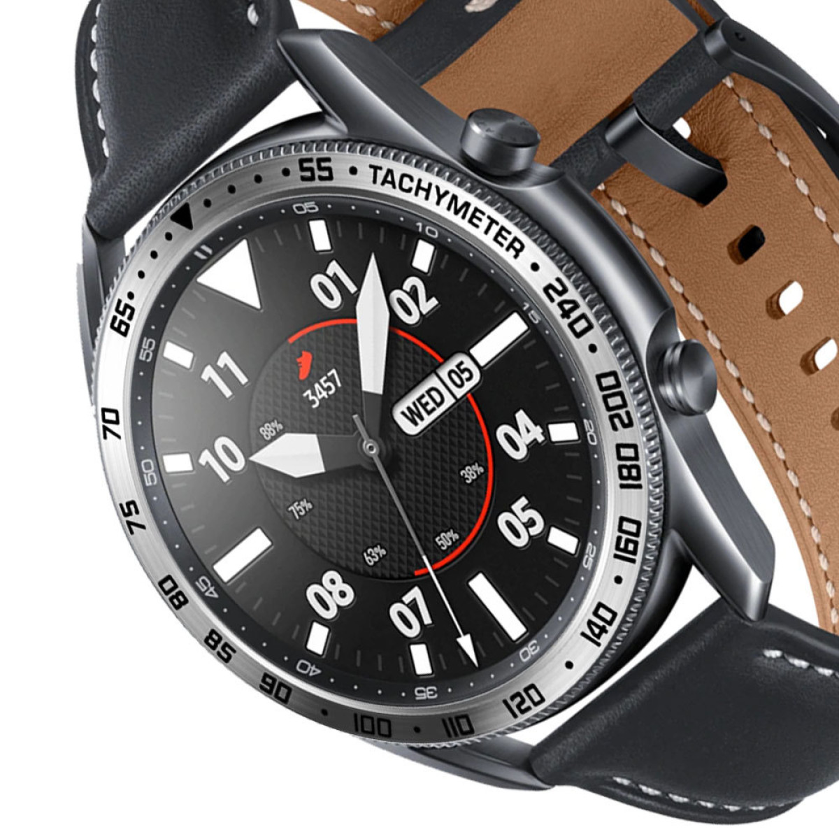 Primo piano di uno smartwatch con quadrante nero, lunetta argentata e cinturino in pelle. L'orologio mostra l'ora e la data.