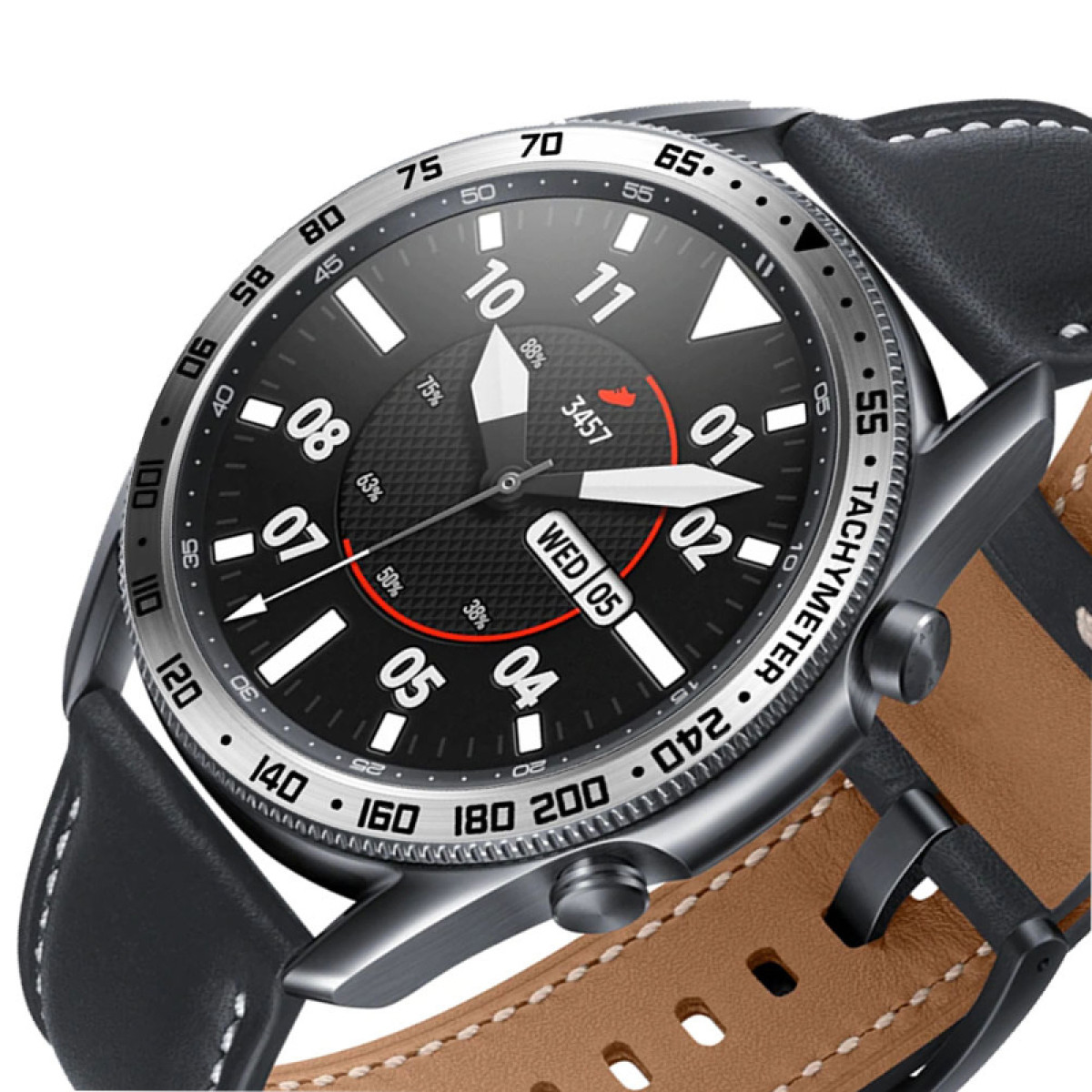 Primo piano di uno smartwatch con quadrante nero, lunetta argentata e cinturino in pelle. L'orologio mostra l'ora e la data.