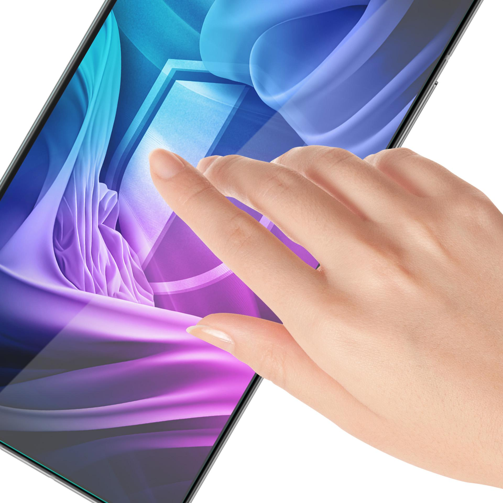 Una mano tocca lo schermo di uno smartphone. Lo schermo mostra un design astratto colorato. Sfondo bianco.