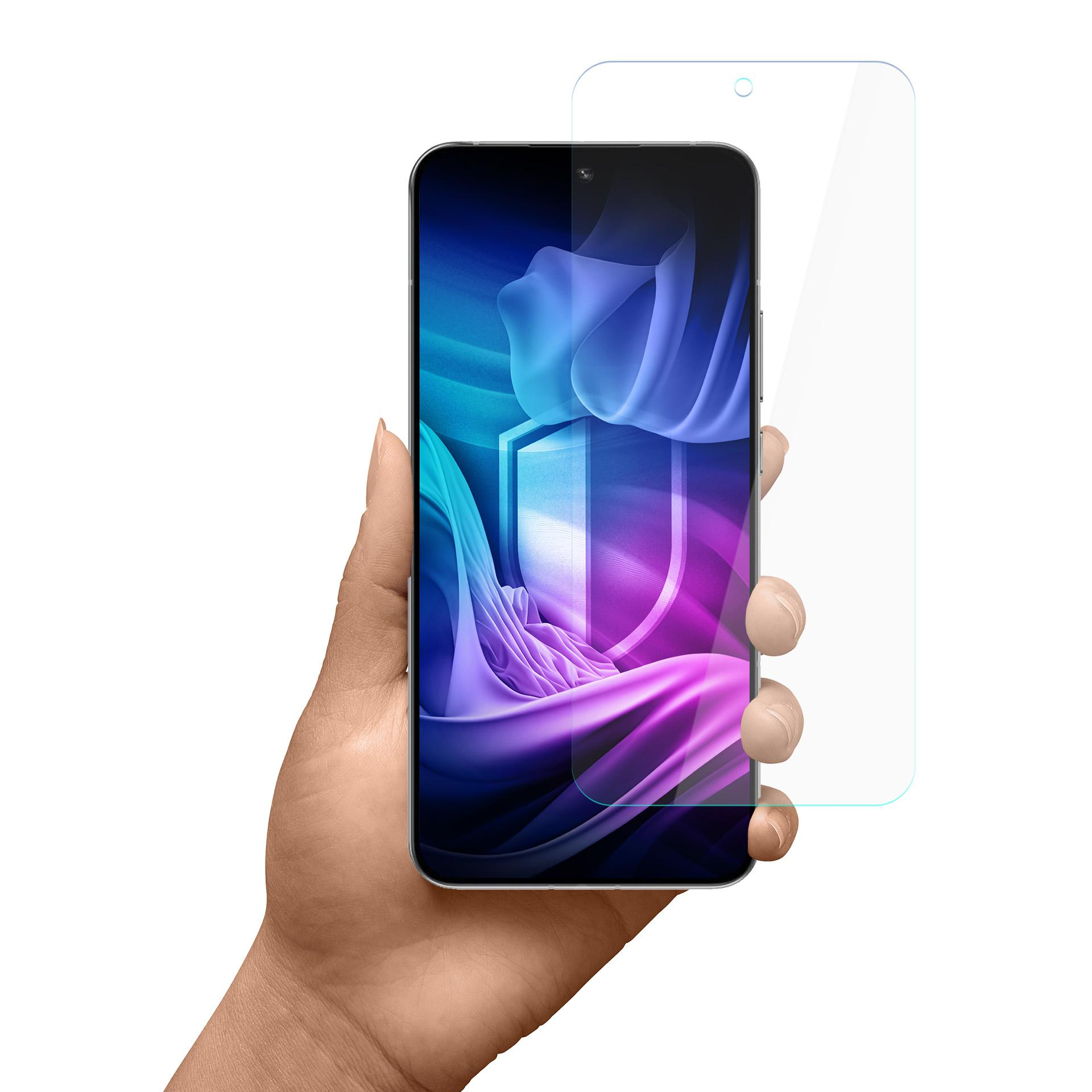 Una mano tiene uno smartphone con una protezione per lo schermo. Lo schermo mostra un'immagine astratta colorata.