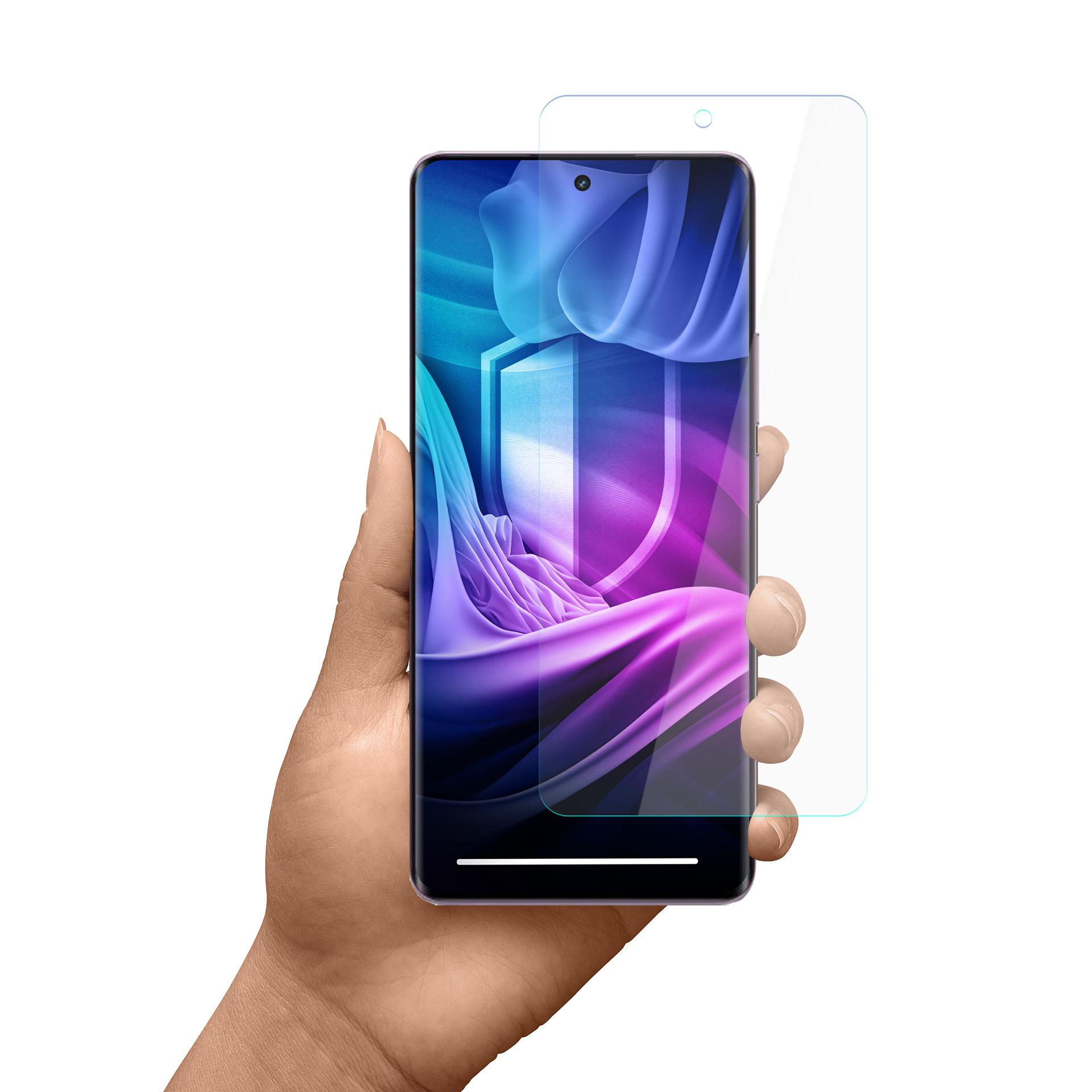 Una mano tiene uno smartphone con protezione schermo. Lo schermo mostra un design viola e blu.