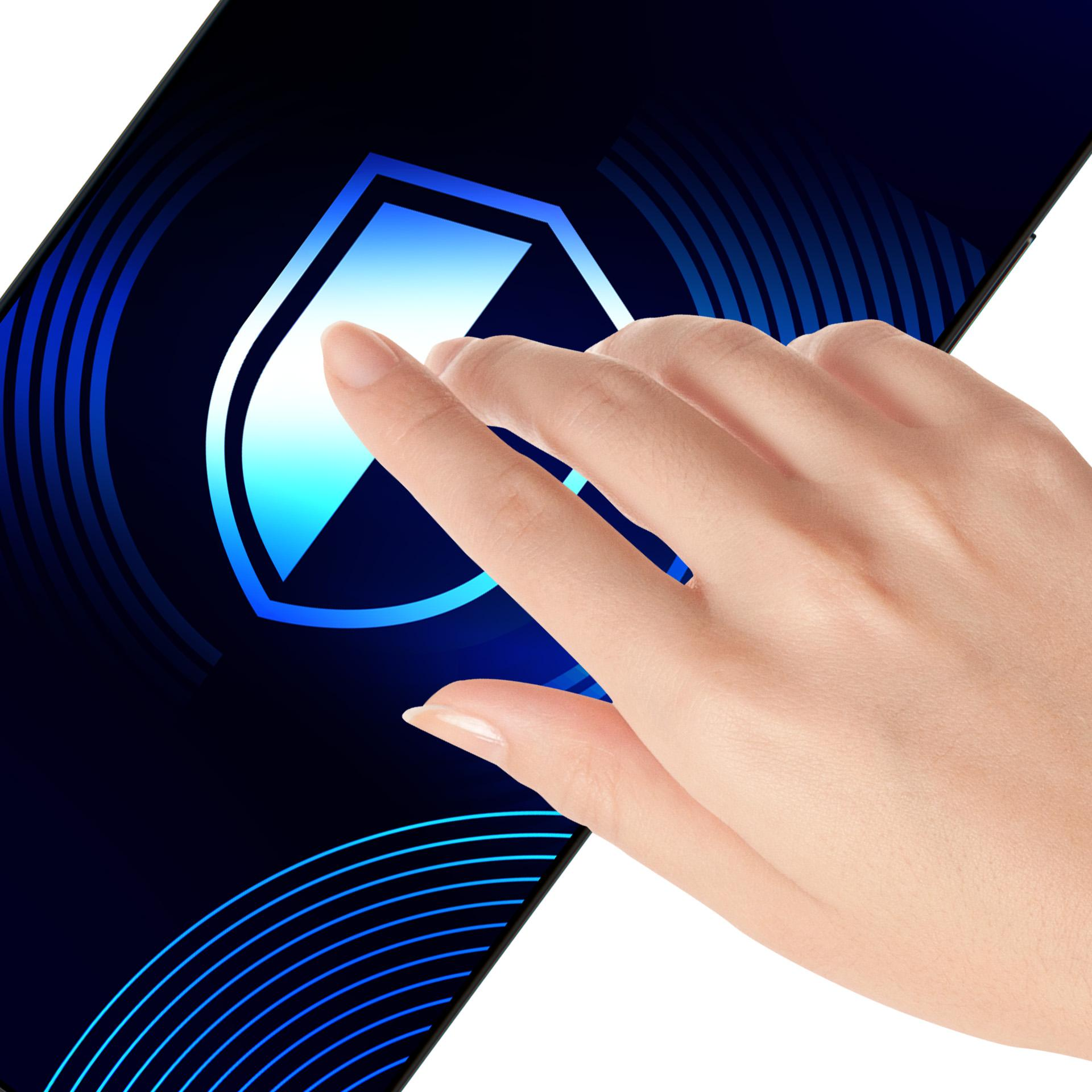 Una mano tocca lo schermo del telefono. Lo schermo mostra un'icona di scudo blu su sfondo scuro.