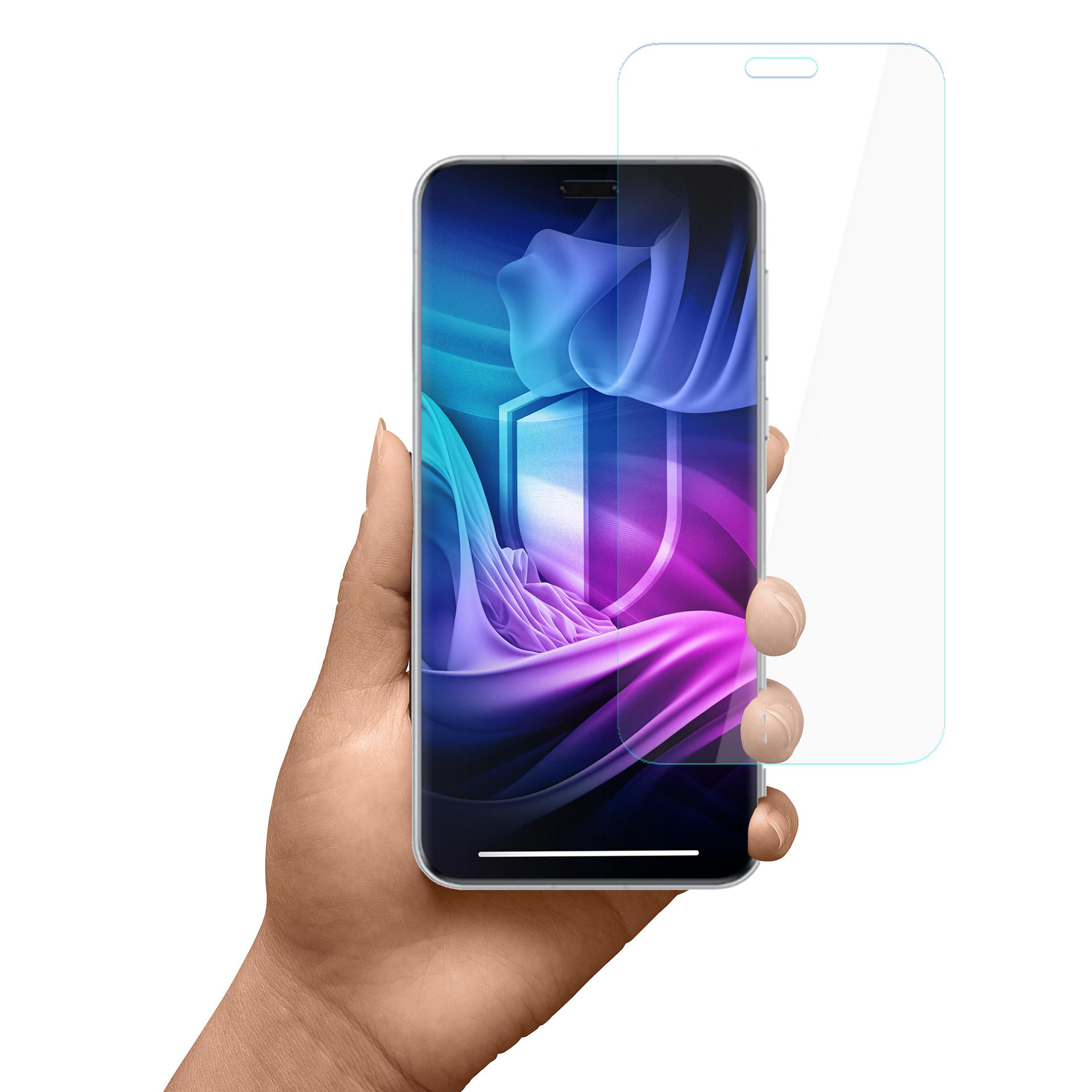 Ręka trzyma smartfon z ochraniaczem ekranu. Telefon wyświetla kolorowy obraz. Tło jest białe.