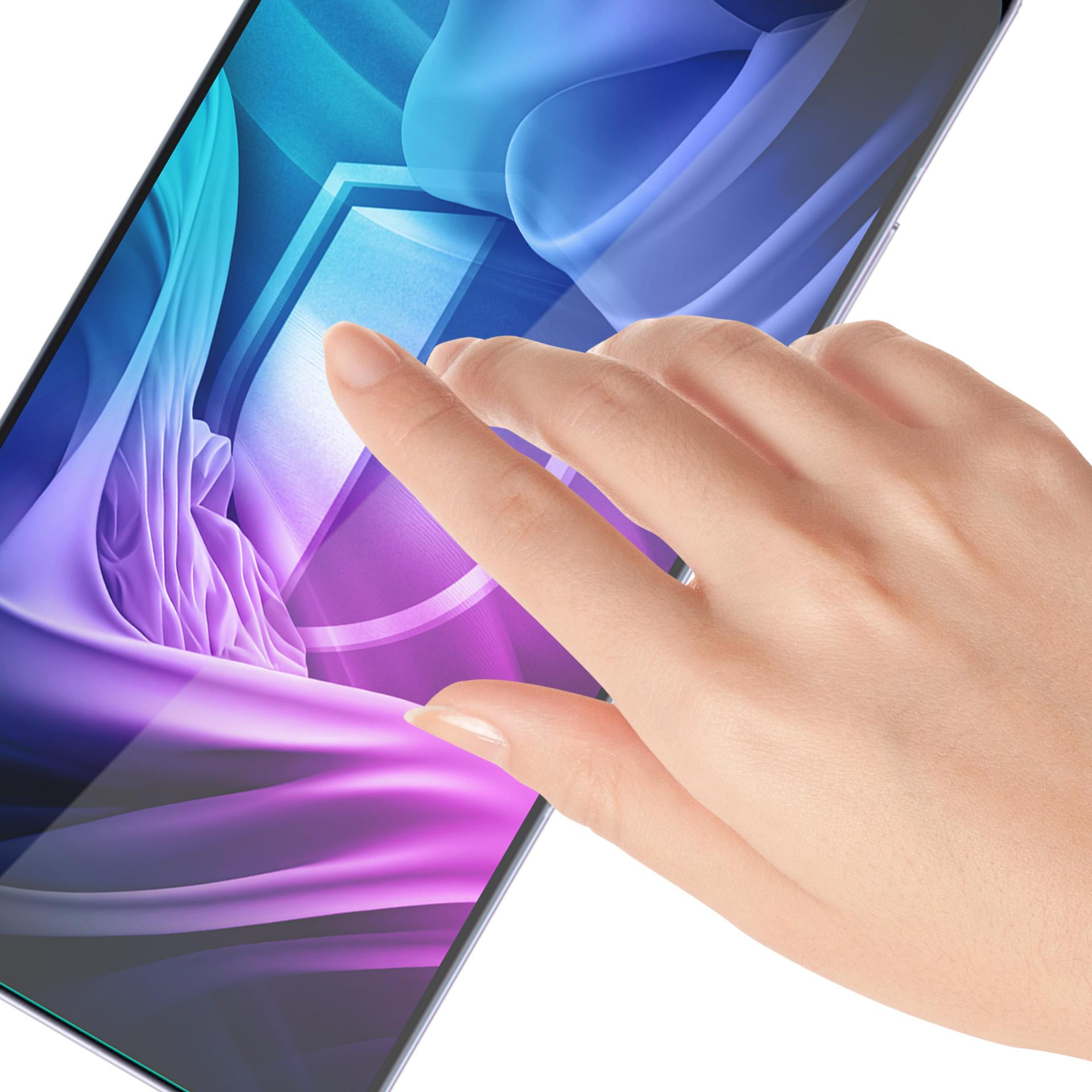 Una mano tocca lo schermo di uno smartphone con un design astratto colorato su sfondo bianco.