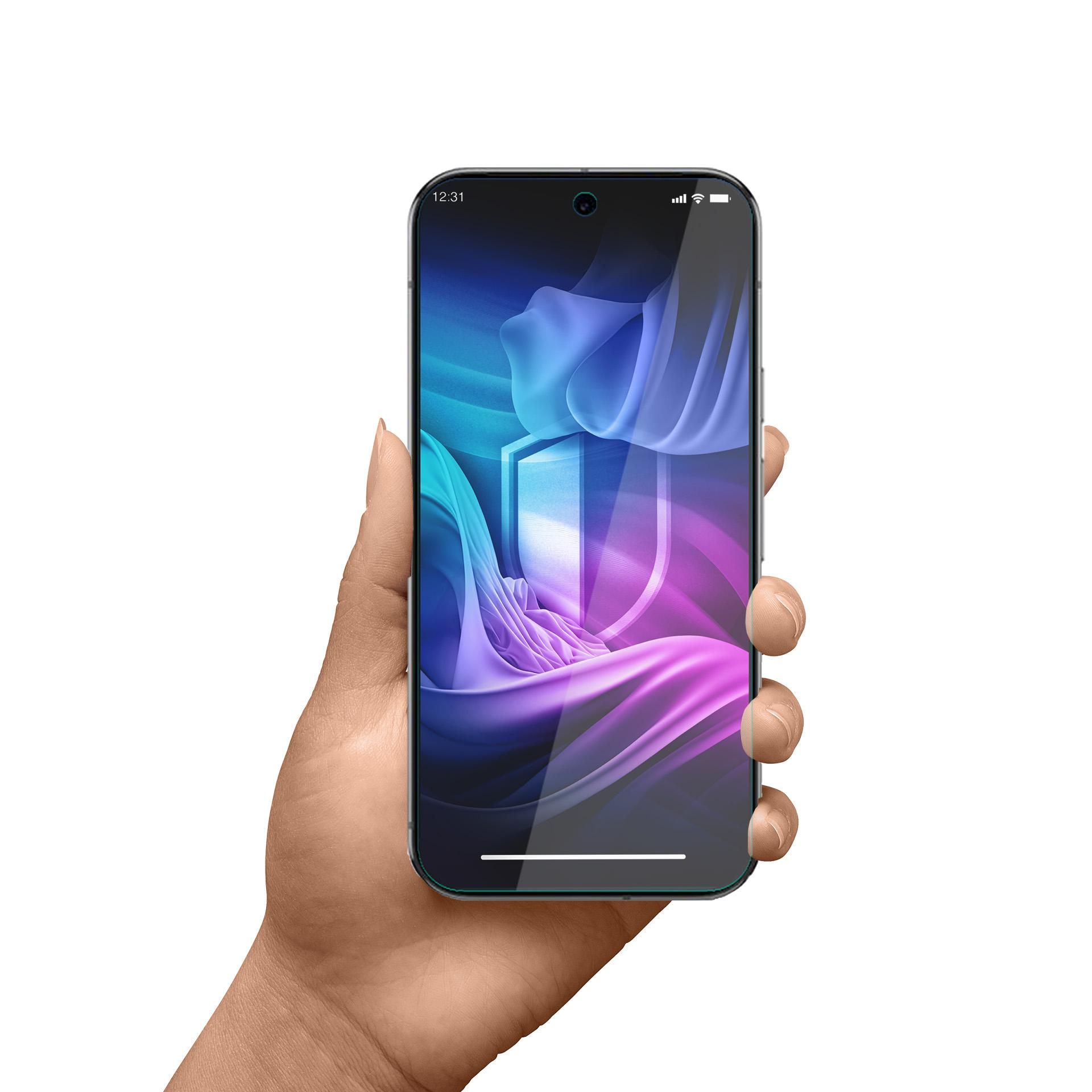 Una mano che tiene uno smartphone con una grafica a scudo sullo schermo, sfondo bianco.