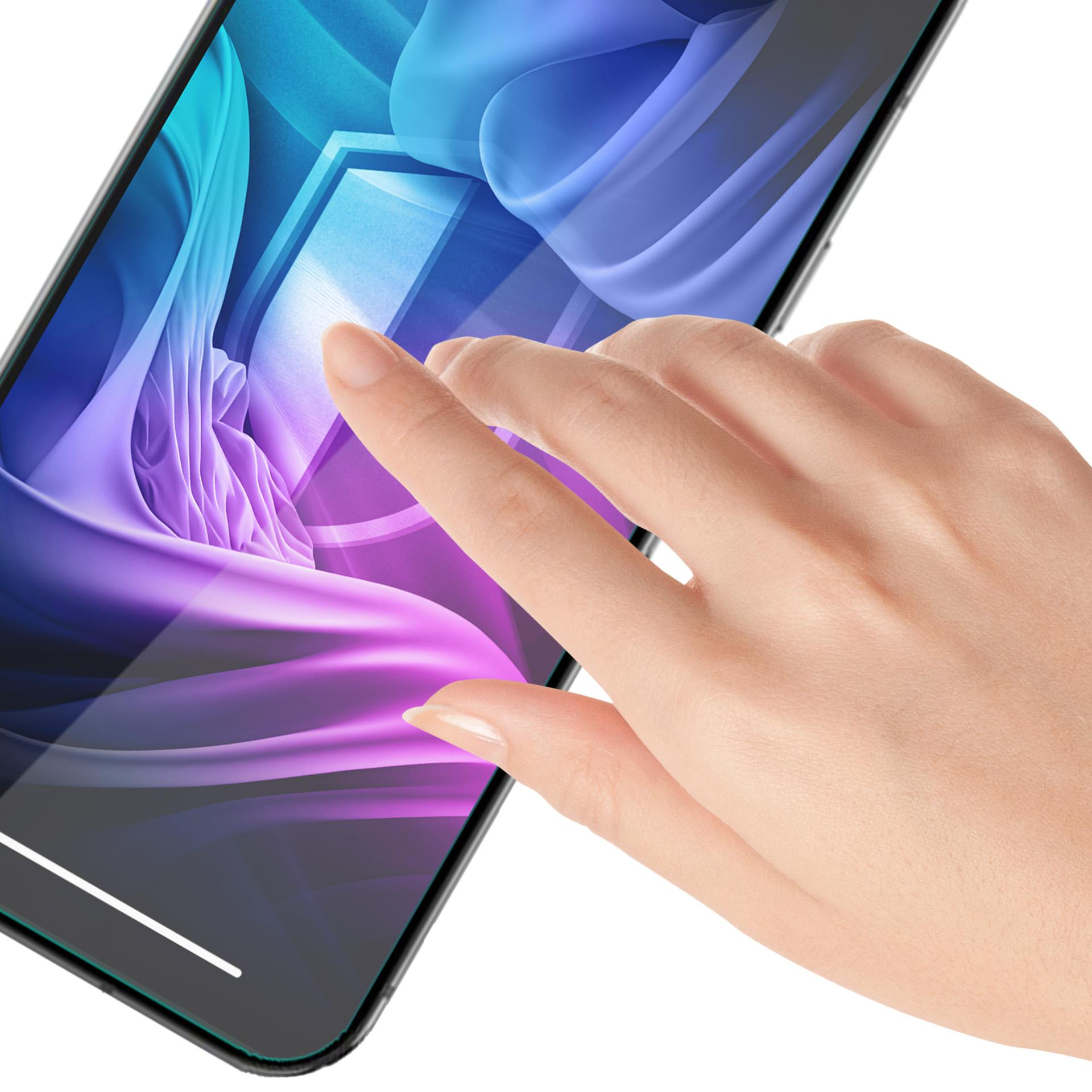 Una mano tocca lo schermo di un telefono. Lo schermo mostra un design astratto blu e viola.