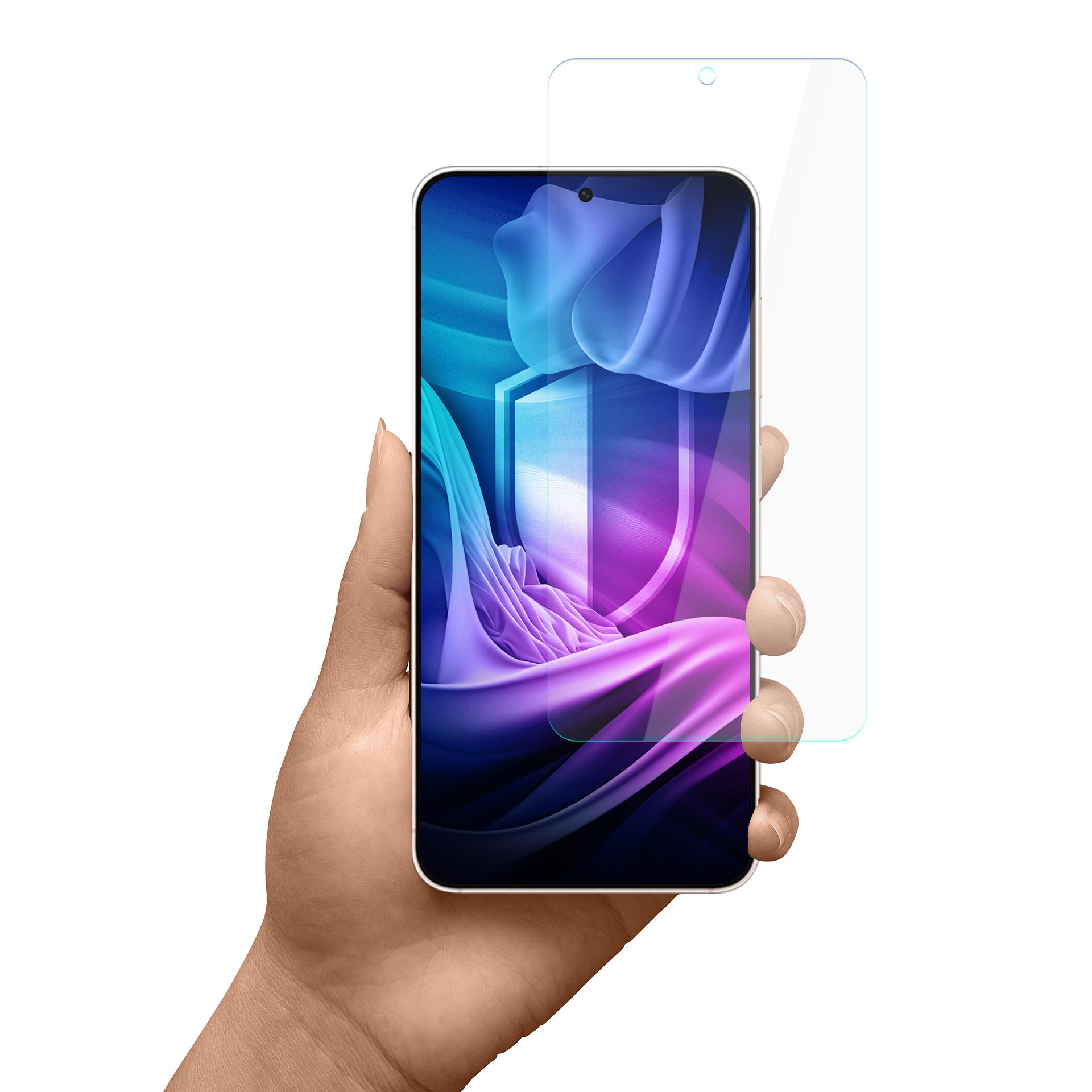 Ręka trzymająca smartfon z ochroną ekranu. Telefon wyświetla kolorowy, abstrakcyjny obraz. Białe tło.