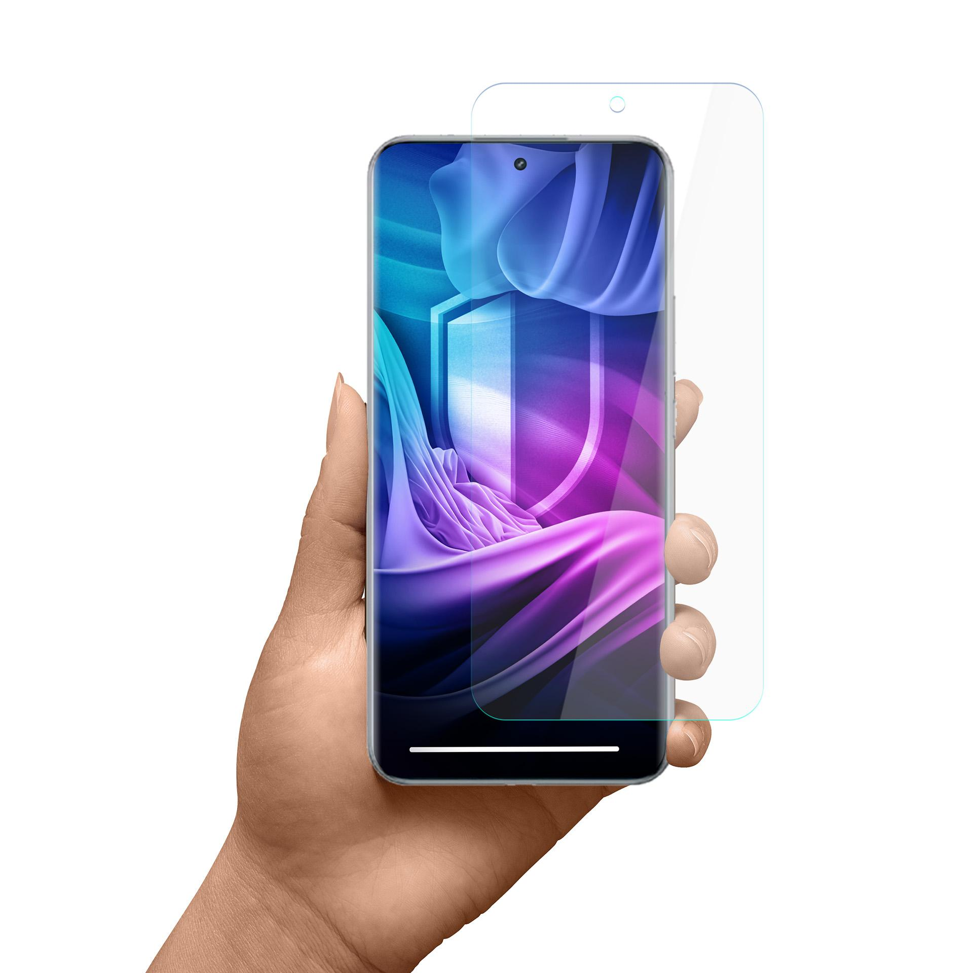 Una mano che tiene un telefono con una protezione per lo schermo. Lo schermo mostra un design blu e viola. Sfondo bianco.